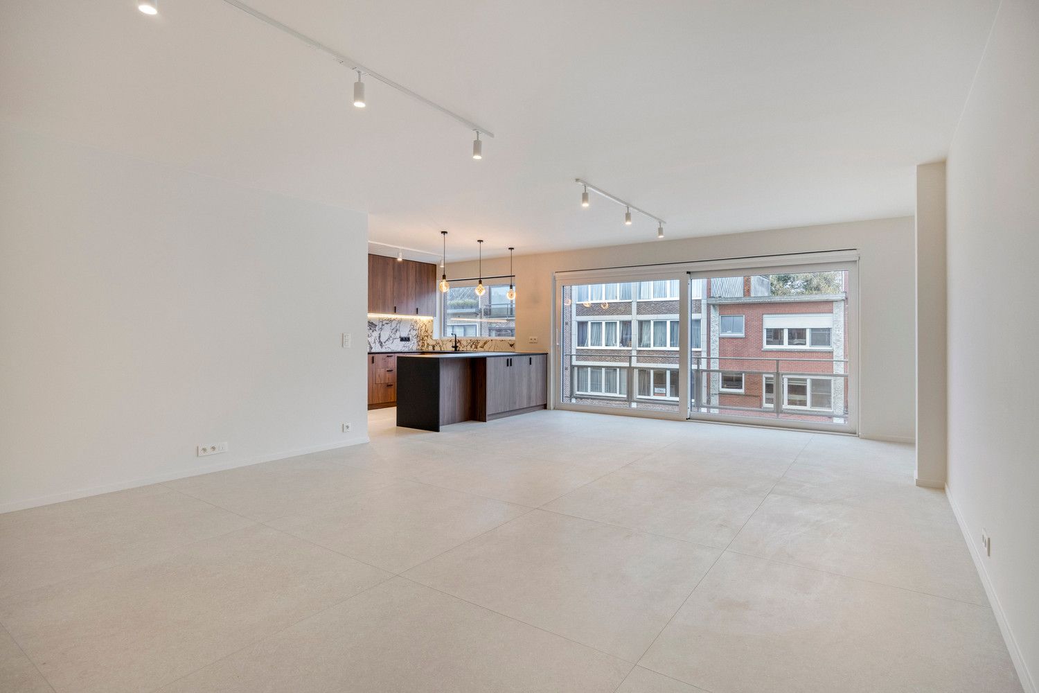 Volledig vernieuwd APP (110m2) met 2 slks, bureau, ruim terras en inpandige parkeerplaats! foto 3