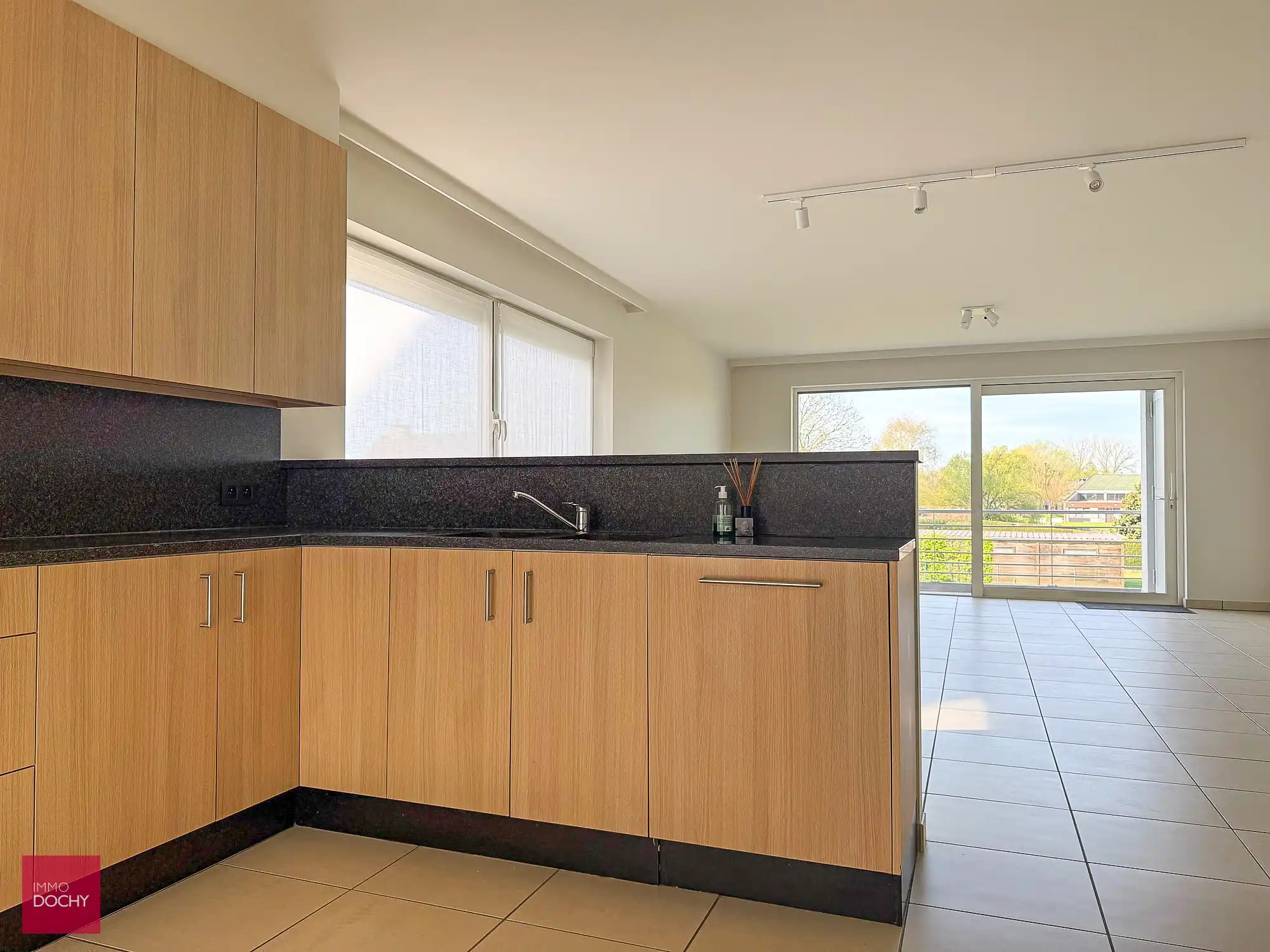 Volledig opgeschilderd ruim appartement op mooie ligging | Potegemstraat foto 4