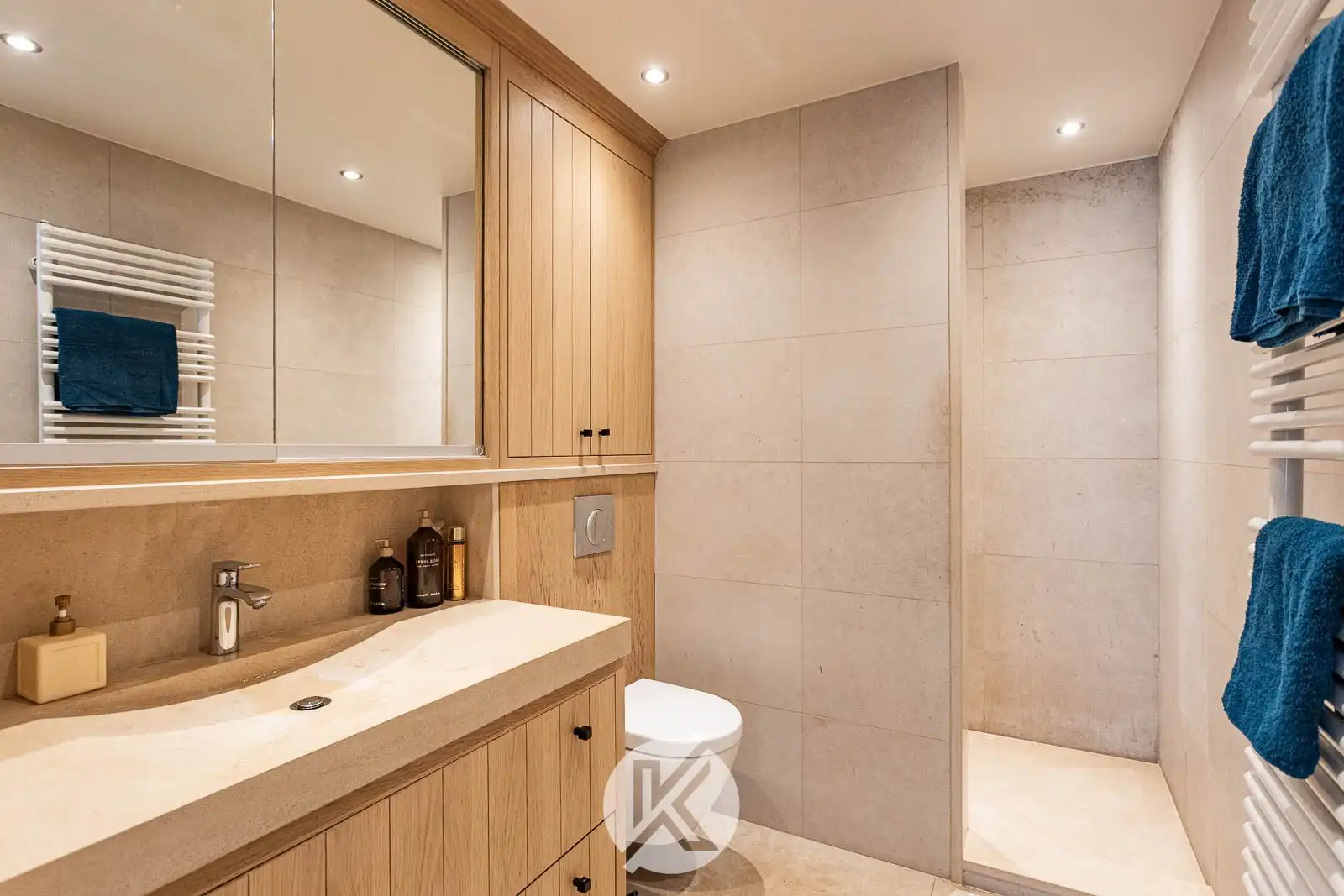 Solide halfopen gezinswoning nabij centrum foto 16