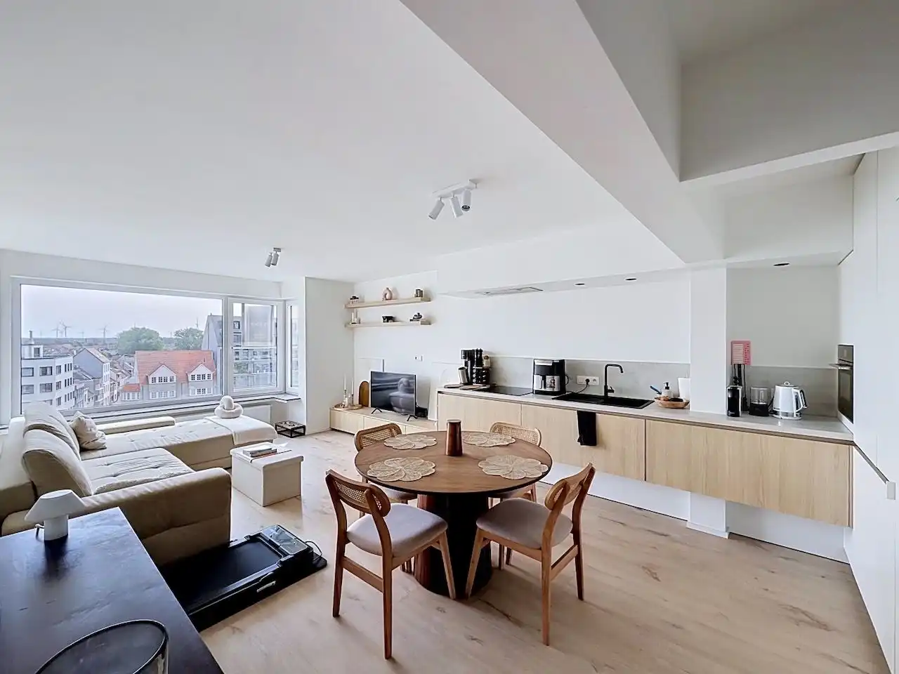Compleet en smaakvol gerenoveerd één slaapkamer appartement met open zicht op de Graaf d'Ursellaan foto {{pictureIndex}}