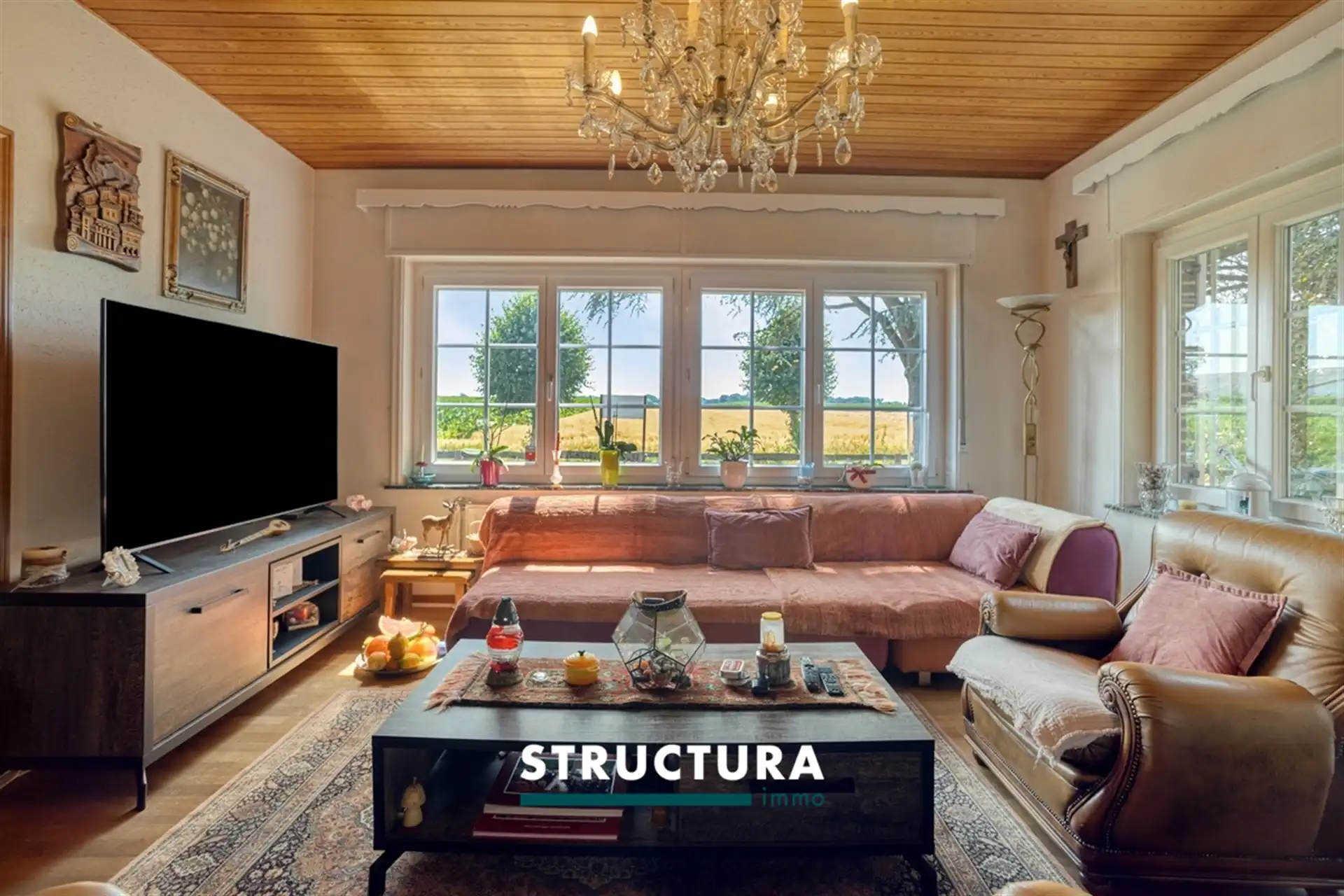 Villa met grote loods, omgeven door groen  foto 6