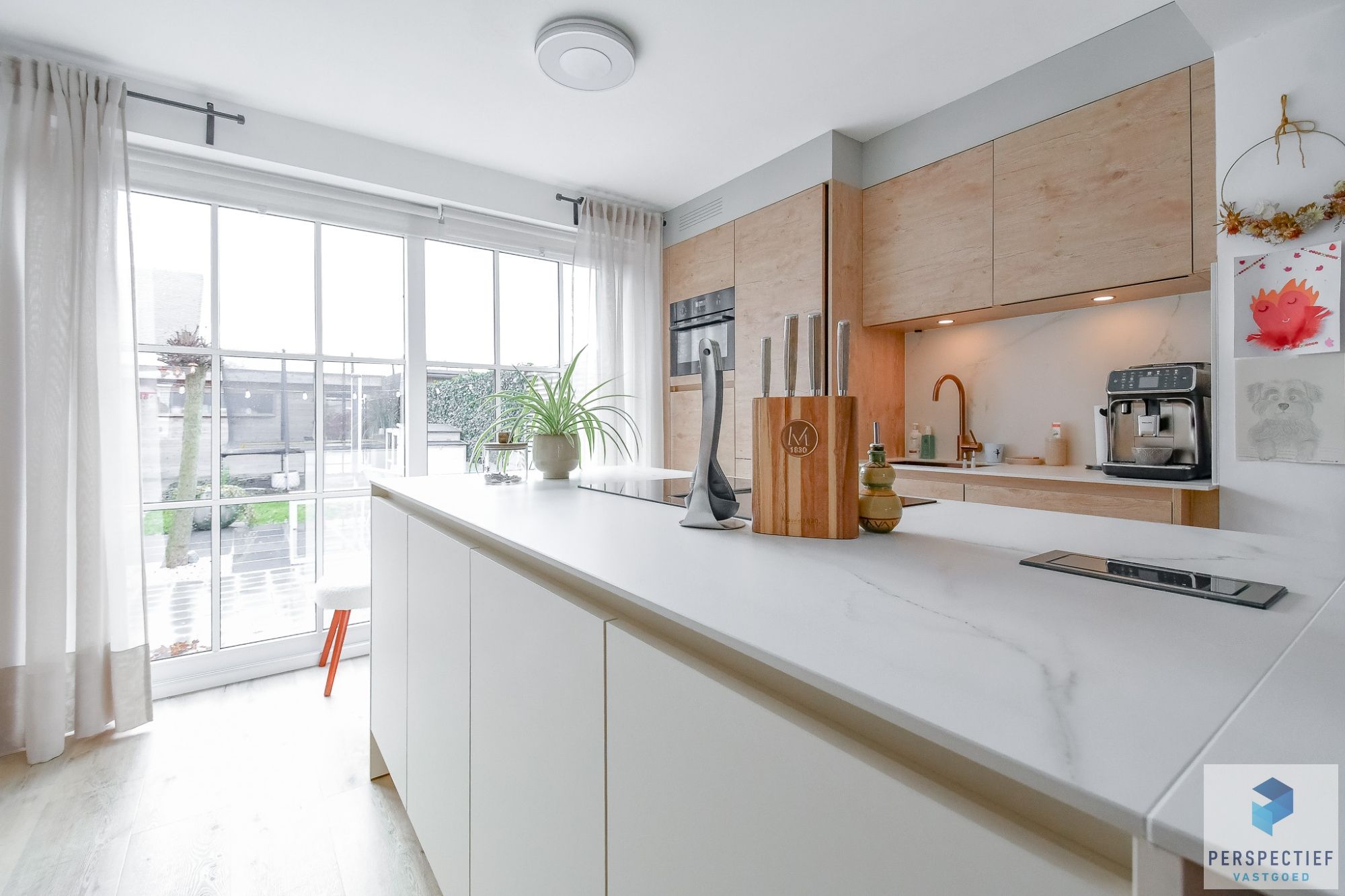 Ruim gerenoveerde woning met 2 slaapkamers, terras, tuin en parkeermogelijkheid foto 3