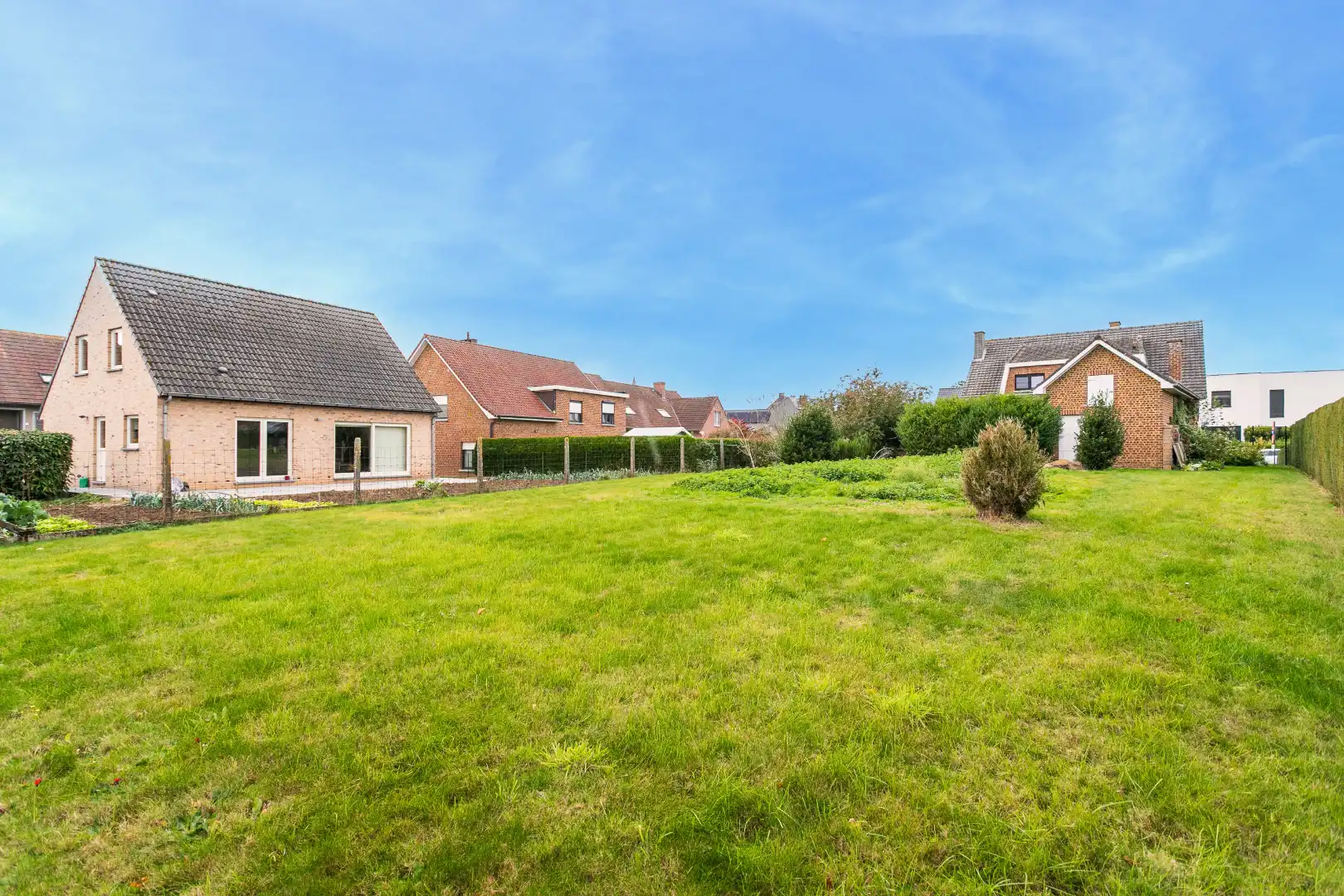Ruime woning te Pajottegem met 4 slpks, garage en tuin op +-10a! foto 17