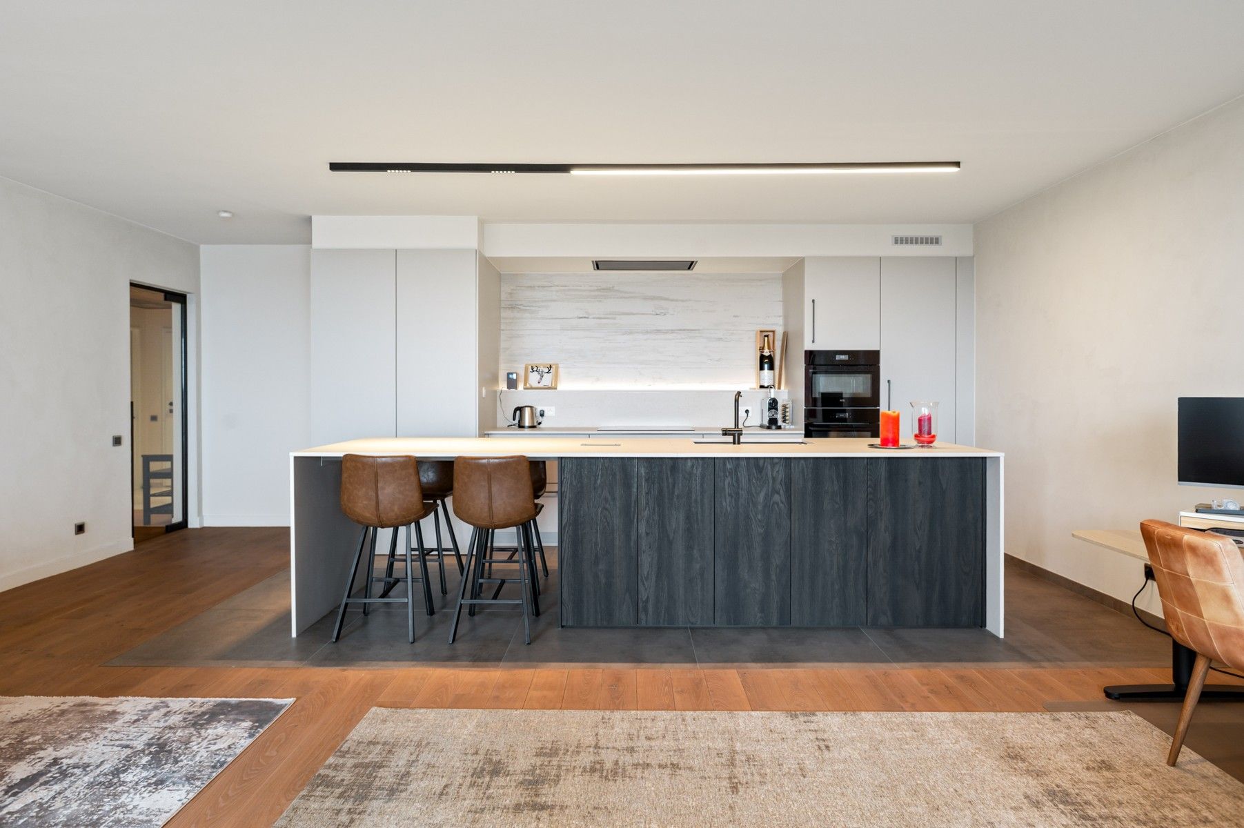 Gezellig, volledig gerenoveerd en instapklaar appartement 121m² + 26m² terras foto 3