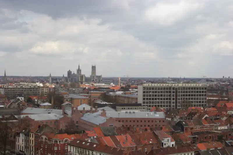PRAKTISCH INGEDEELD HOEKAPPARTEMENT MET 2 SLAAPKAMERS EN OPEN ZICHT foto 4