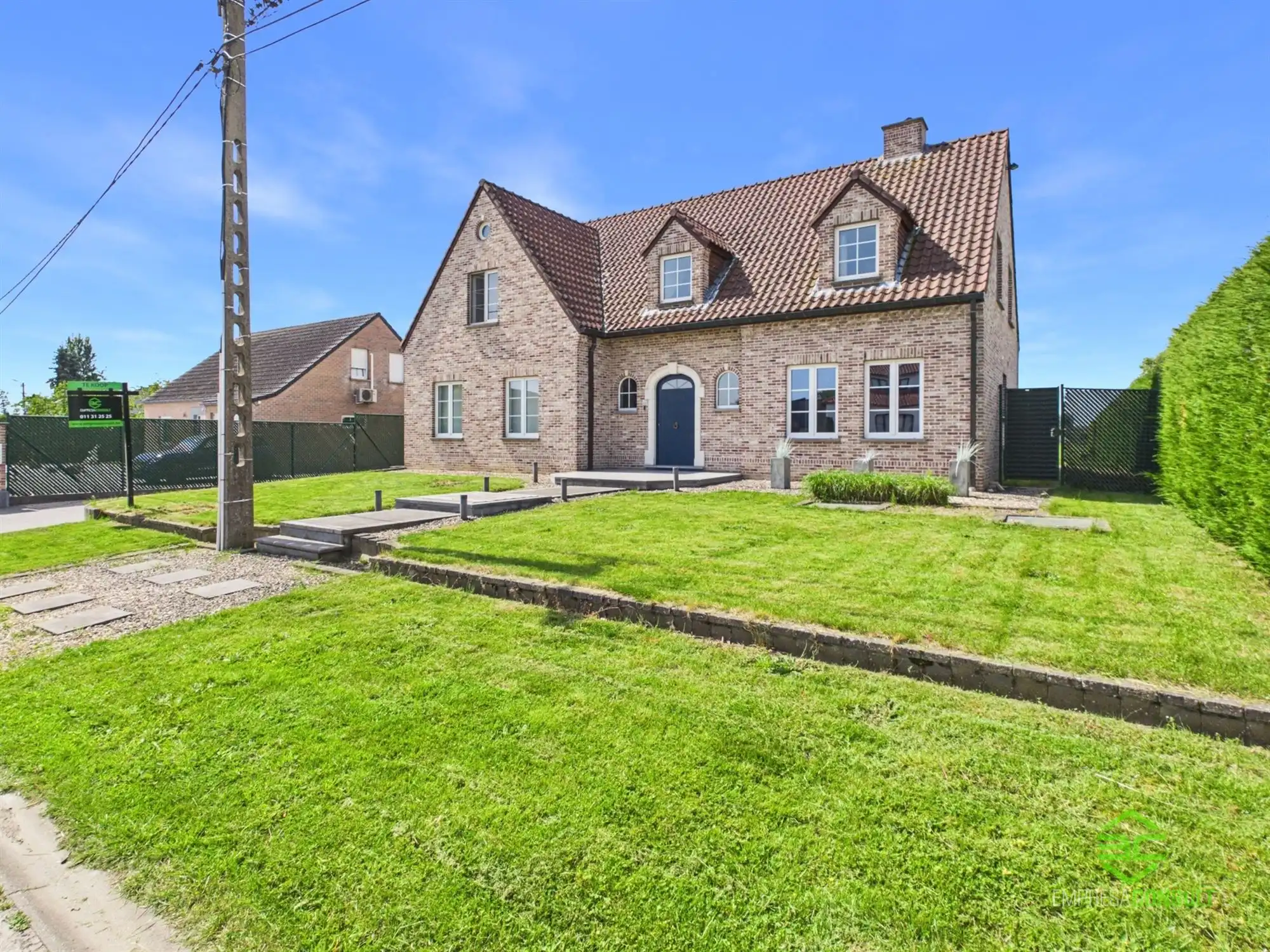 Ruime woning met 4/5 slpk en dubbele garage op 12a 50ca! foto {{pictureIndex}}