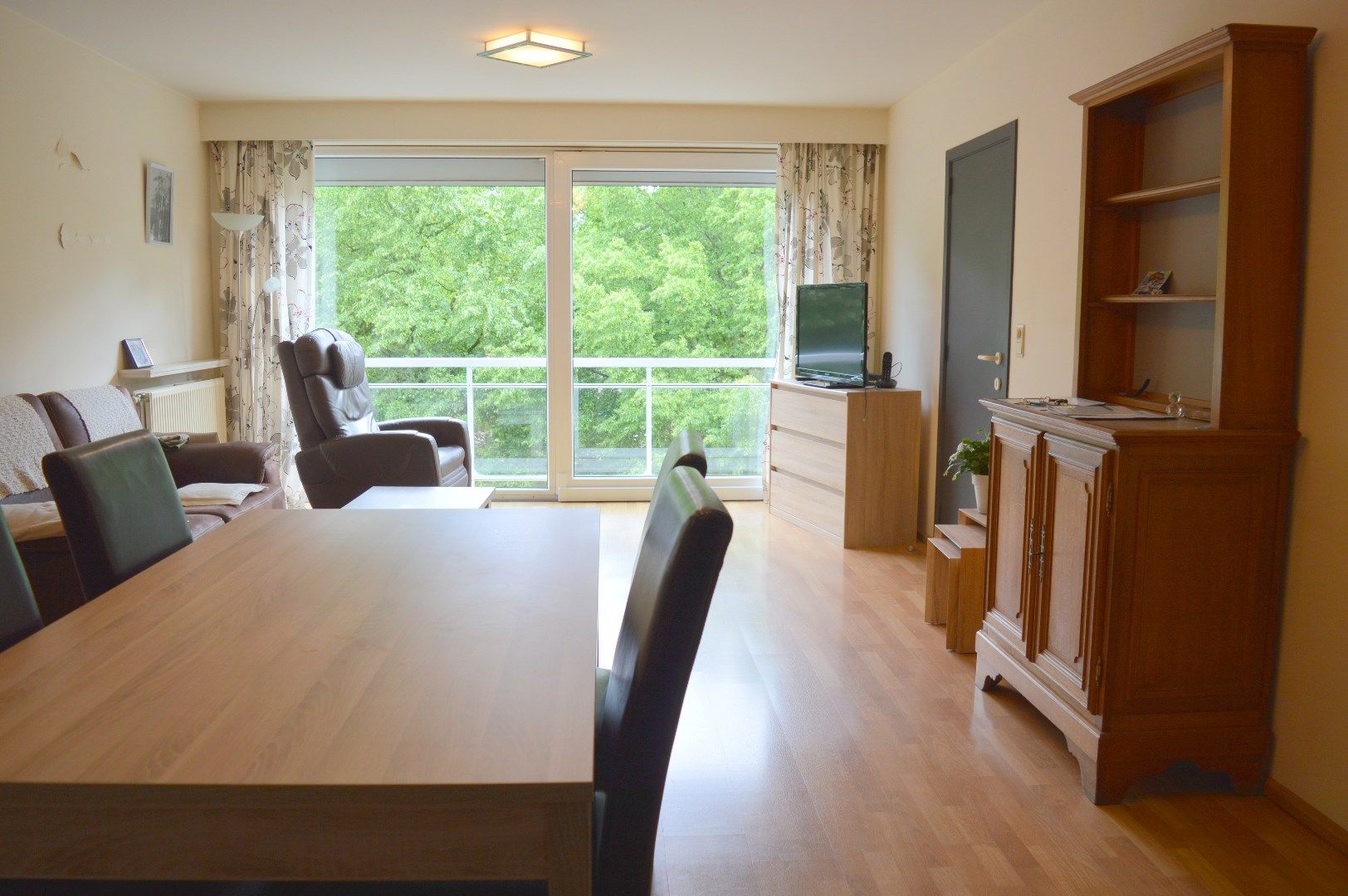 Verzorgd twee slaapkamer appartement in hartje Gullegem foto 2