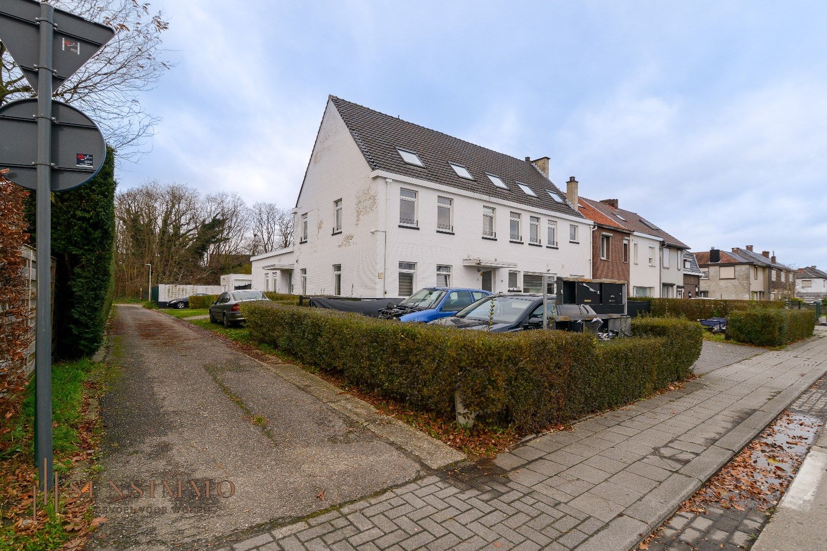 Building bestaande uit 4 appartementen en 7 kamerwoningen te Genk foto 9