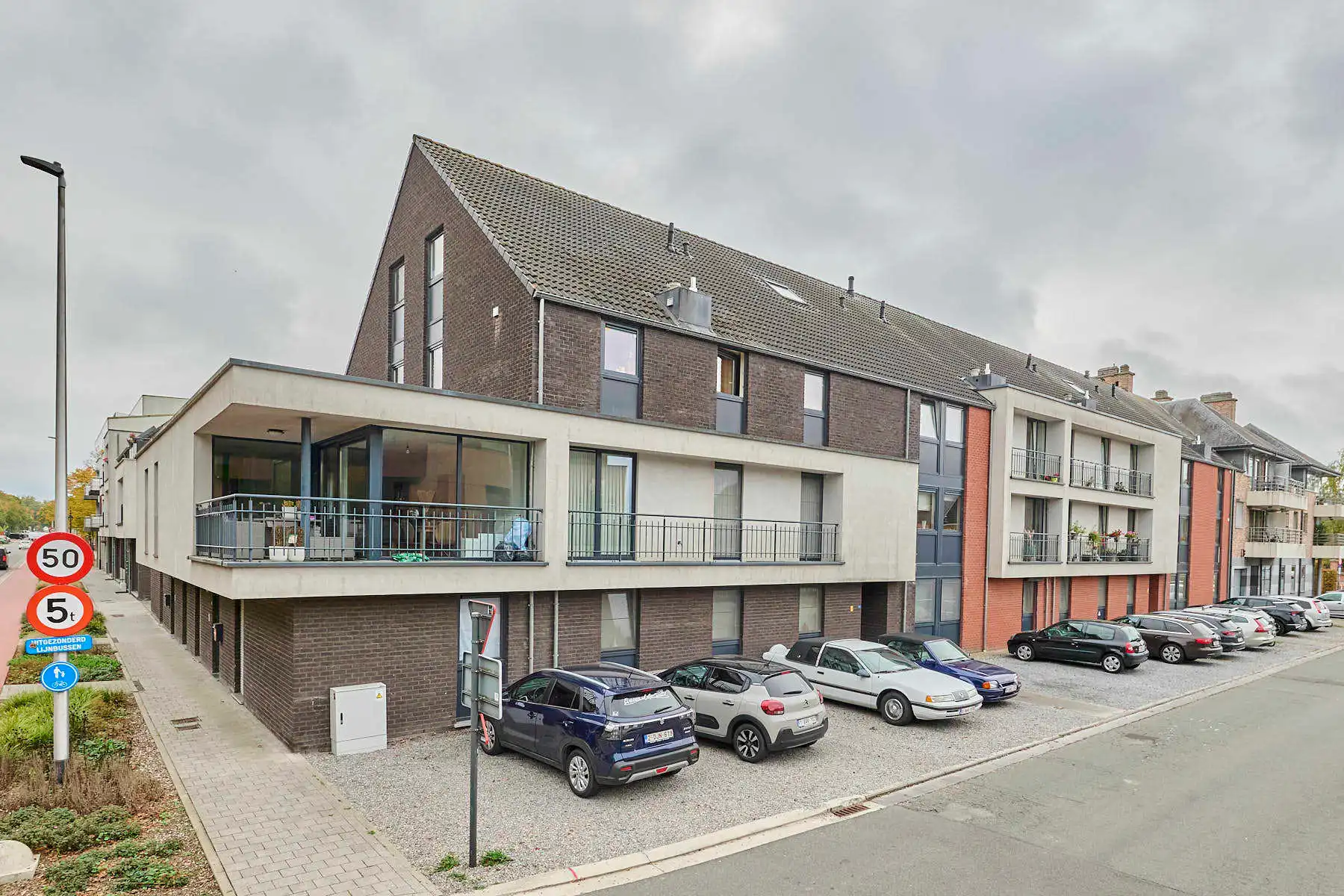 Luxueus gerenoveerd appartement met terras foto {{pictureIndex}}