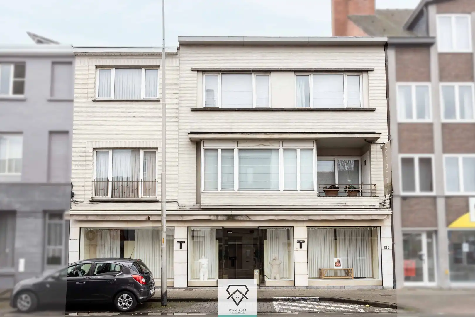 Ruime winkel met uitzonderlijk woonvolume en sterke herontwikkelingsmogelijkheden foto 4