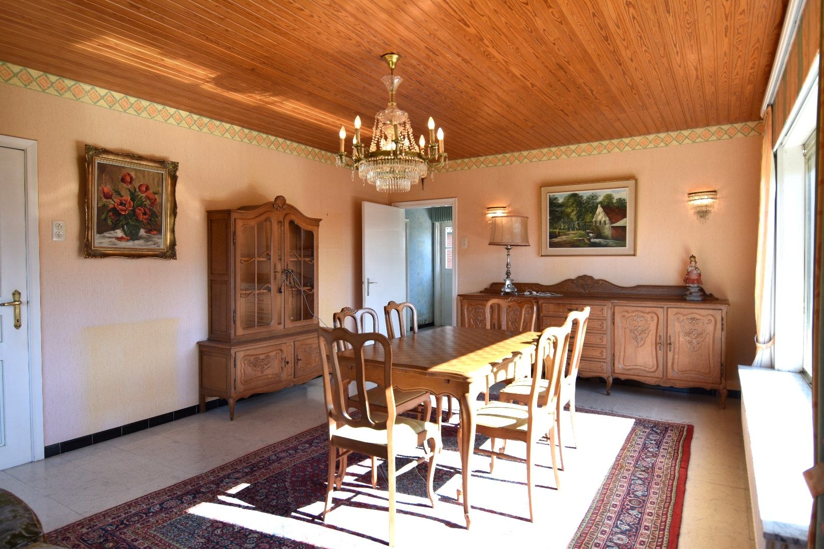 Gezinswoning op een perceel van 1244 m² met 4 slaapkamers, zonnige tuin en dubbele garage te koop in Ooigem/Wielsbeke foto 3