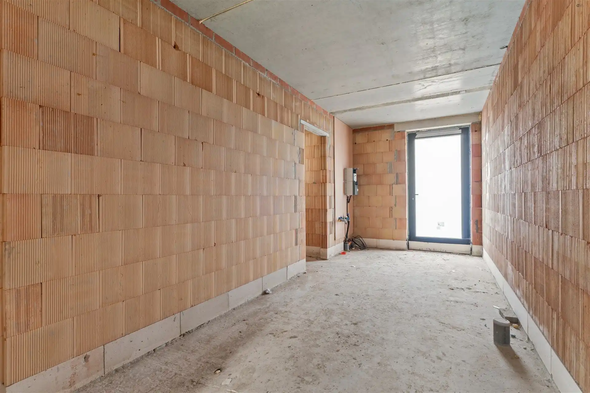 Ruime rijwoning met uitweg langs achter foto 19