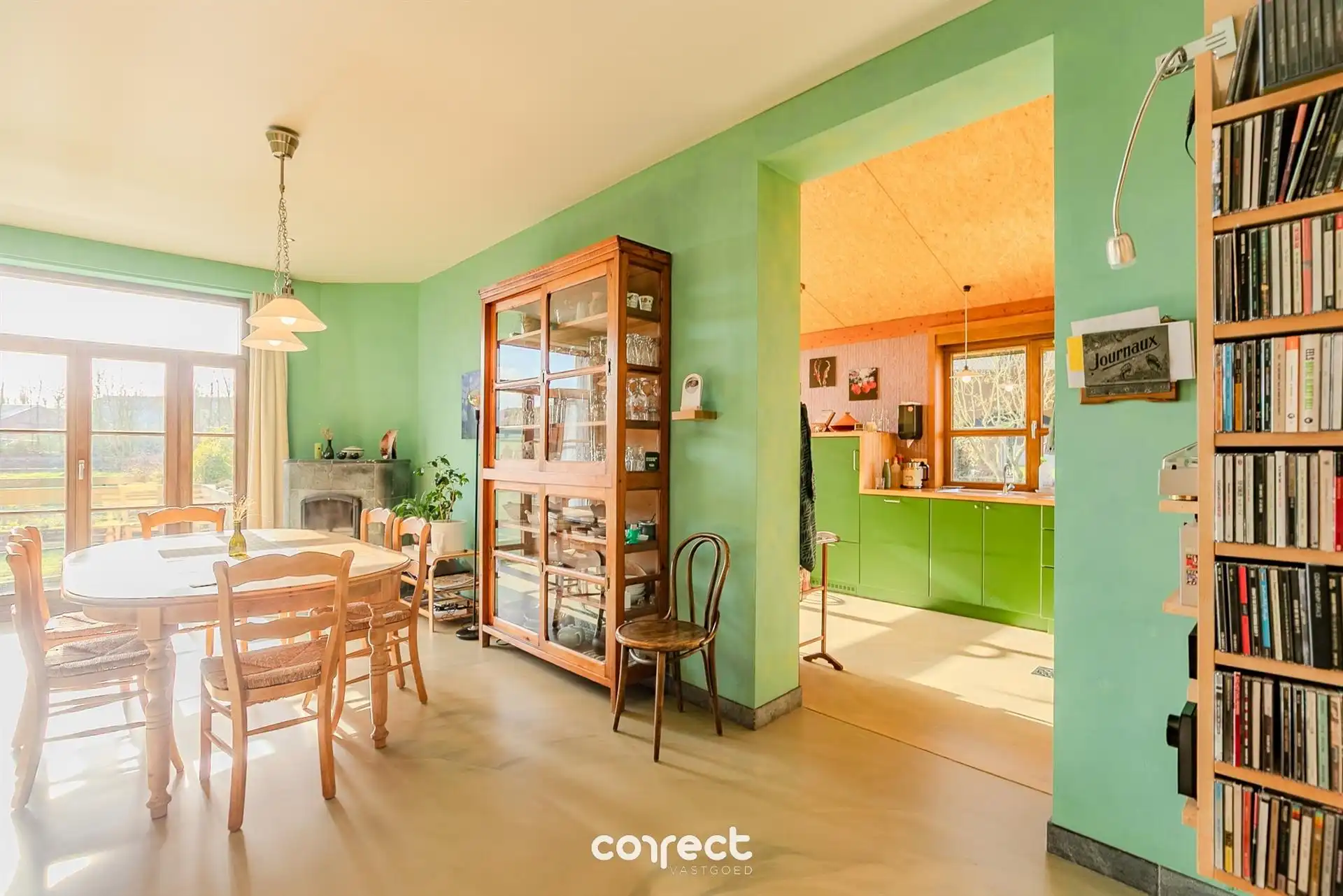 Karaktervolle, ruime gerenoveerde woning met oprit, garage en zuidgerichte tuin. foto 8