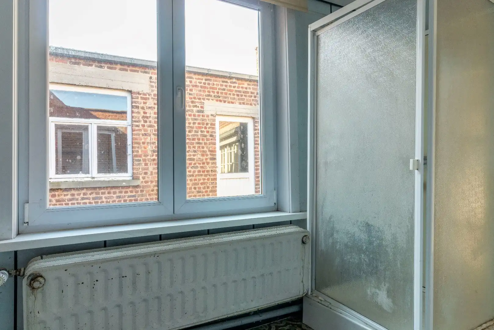 Ruime woonst met grote garage/opslagplaats/atelier foto 12