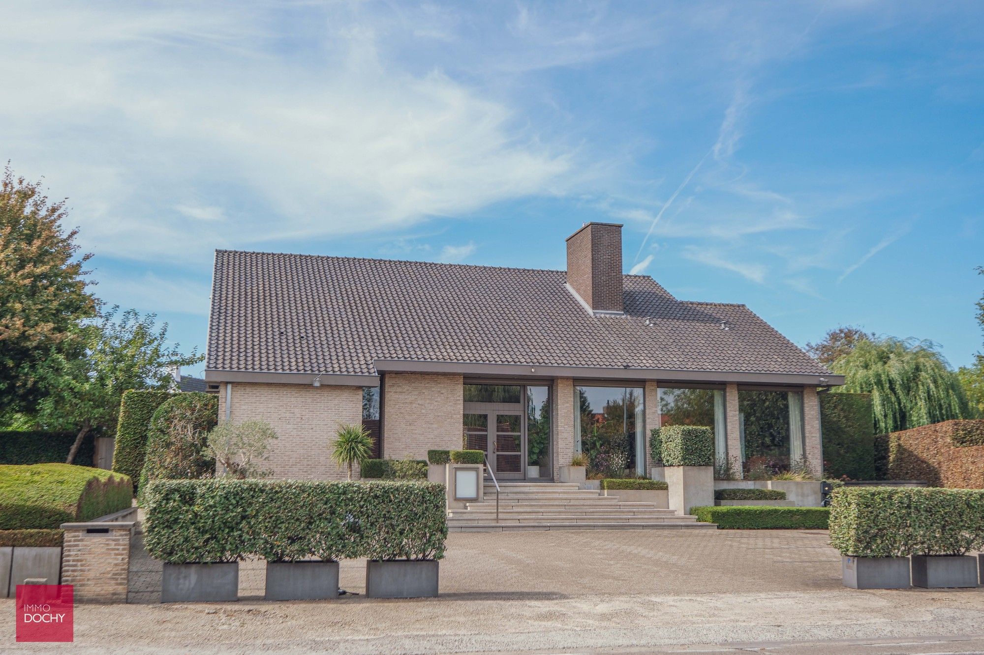 Commercieel gelegen handelspand / bureelgebouw /horecazaak te Izegem foto {{pictureIndex}}