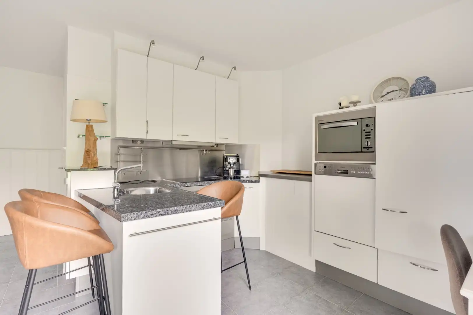 Karaktervolle alleenstaande ruime villa met rondom tuin op korte afstand van het strand  foto 15