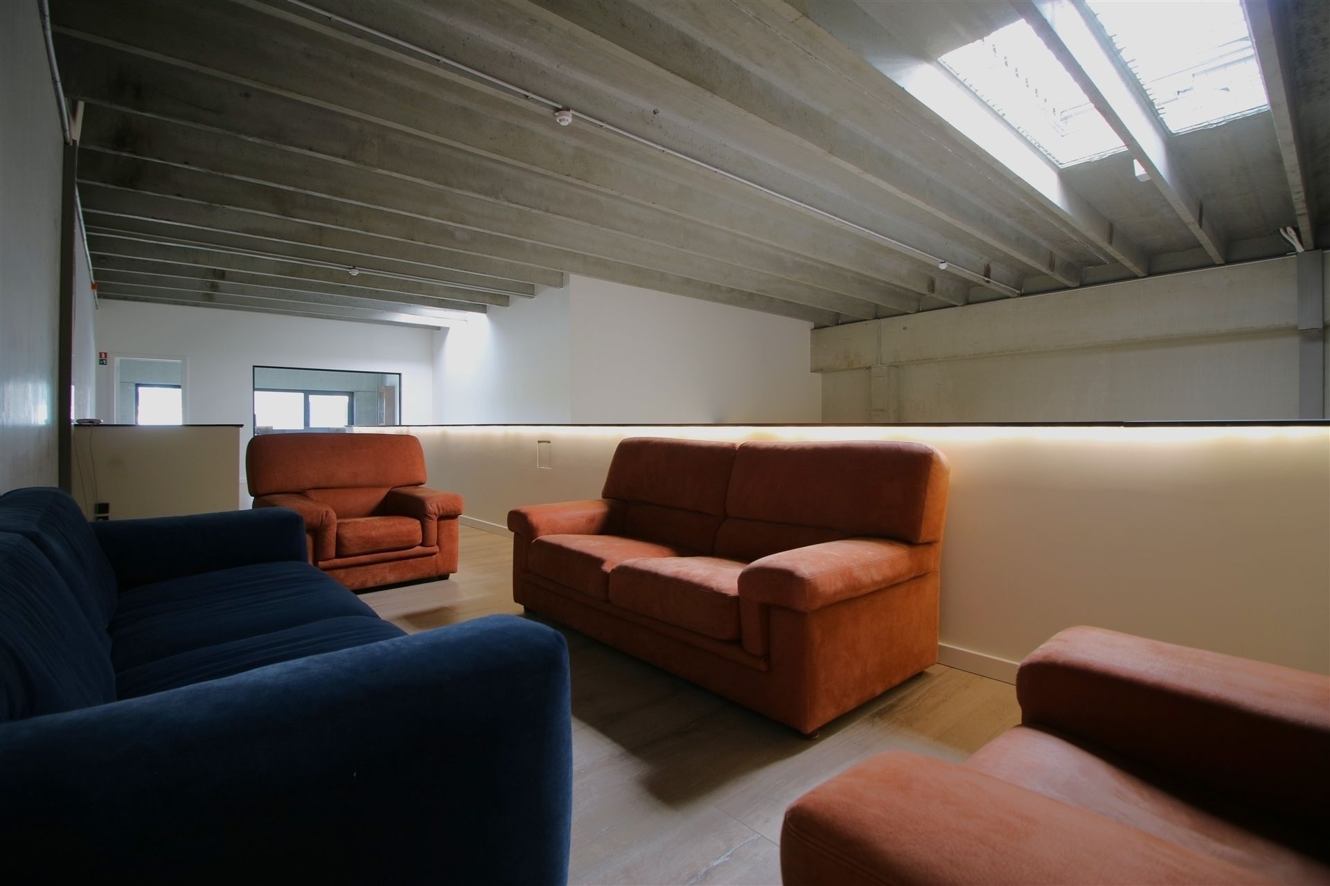 Ingerichte KMO-unit met burelen en magazijnen foto 26