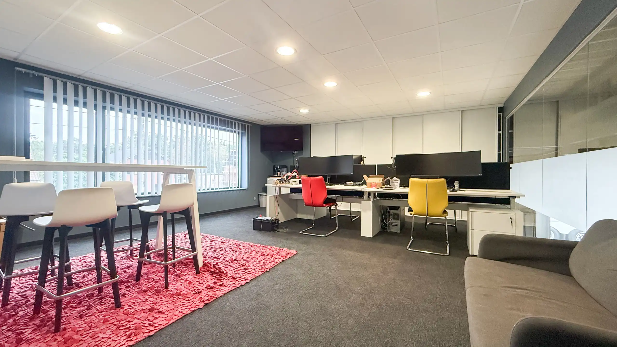 Gelijkvloerse woning met ruim magazijn en zwembad! foto 60