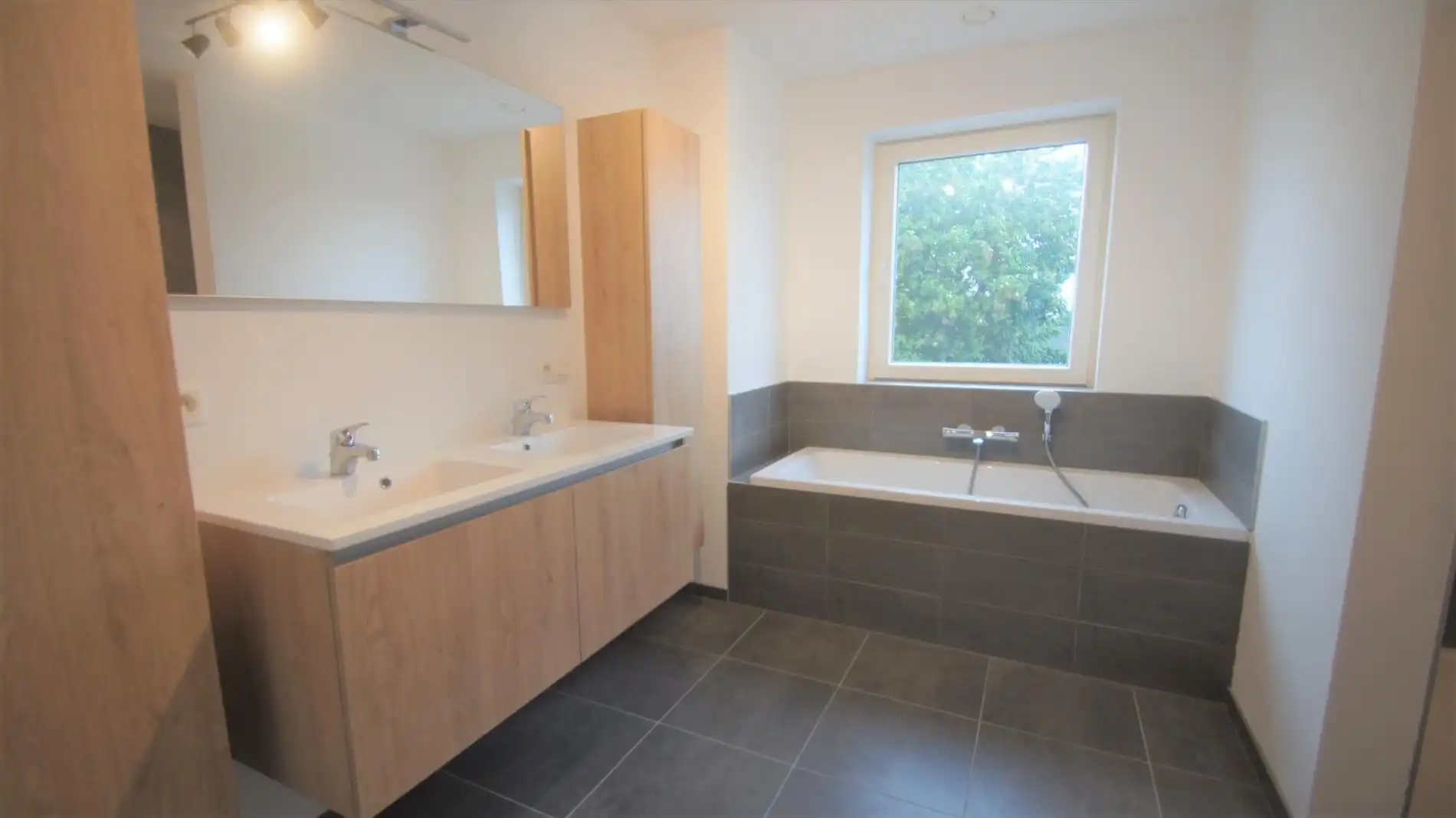 Zeer recente woning met 3 ruime slpks, tuin en terras foto 10