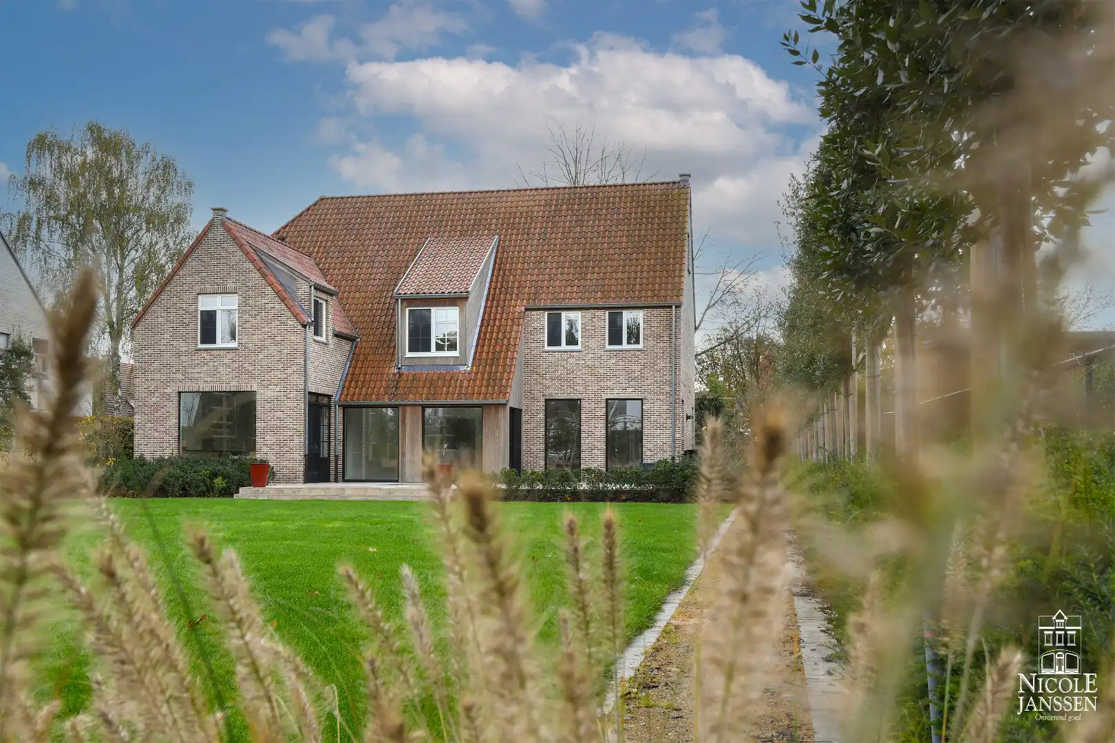 Schitterend landhuis in pastoriestijl met prachtige tuin op een rustige locatie foto 36