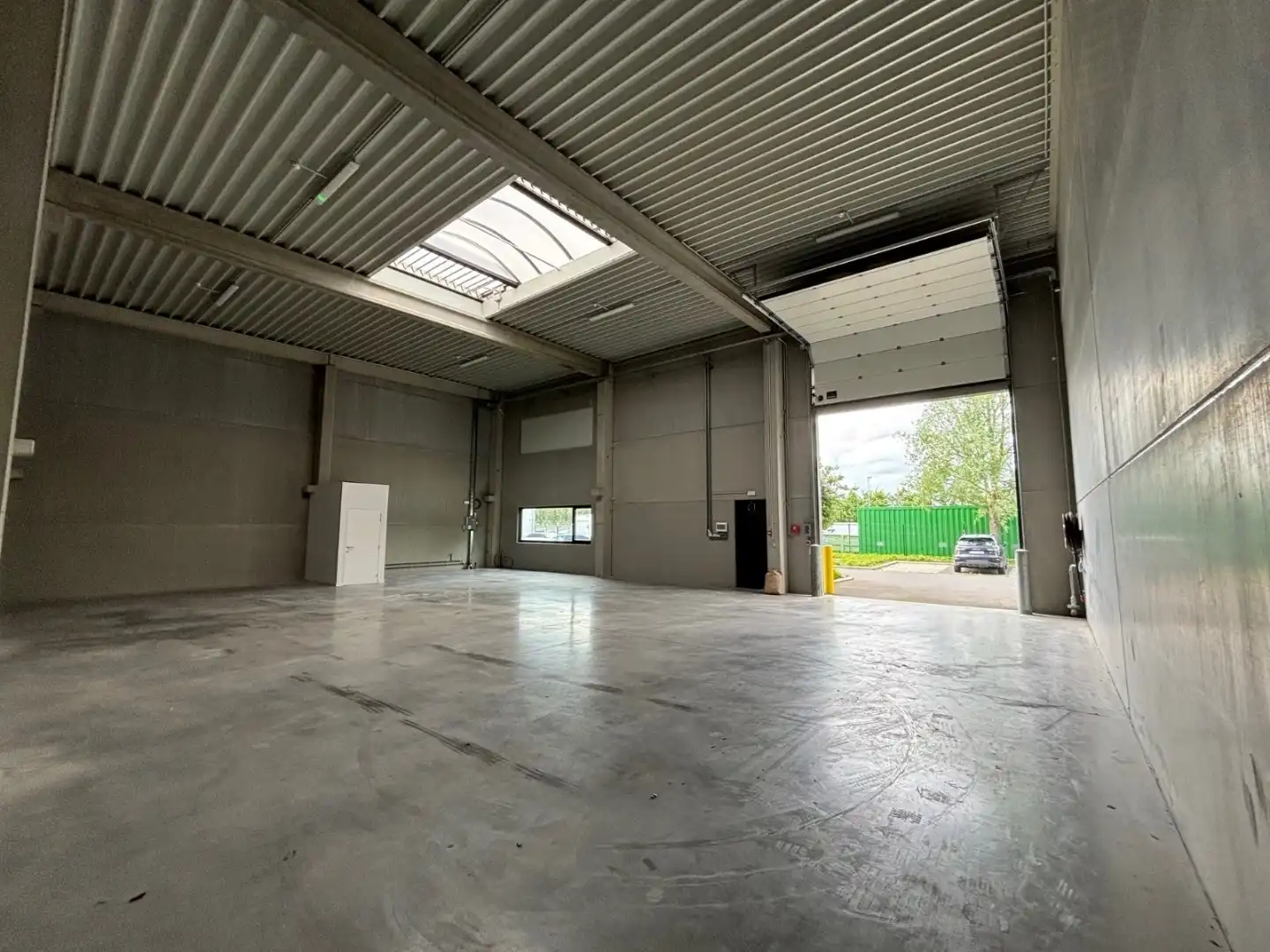 Recente KMO loods van 233m² met parking foto 3