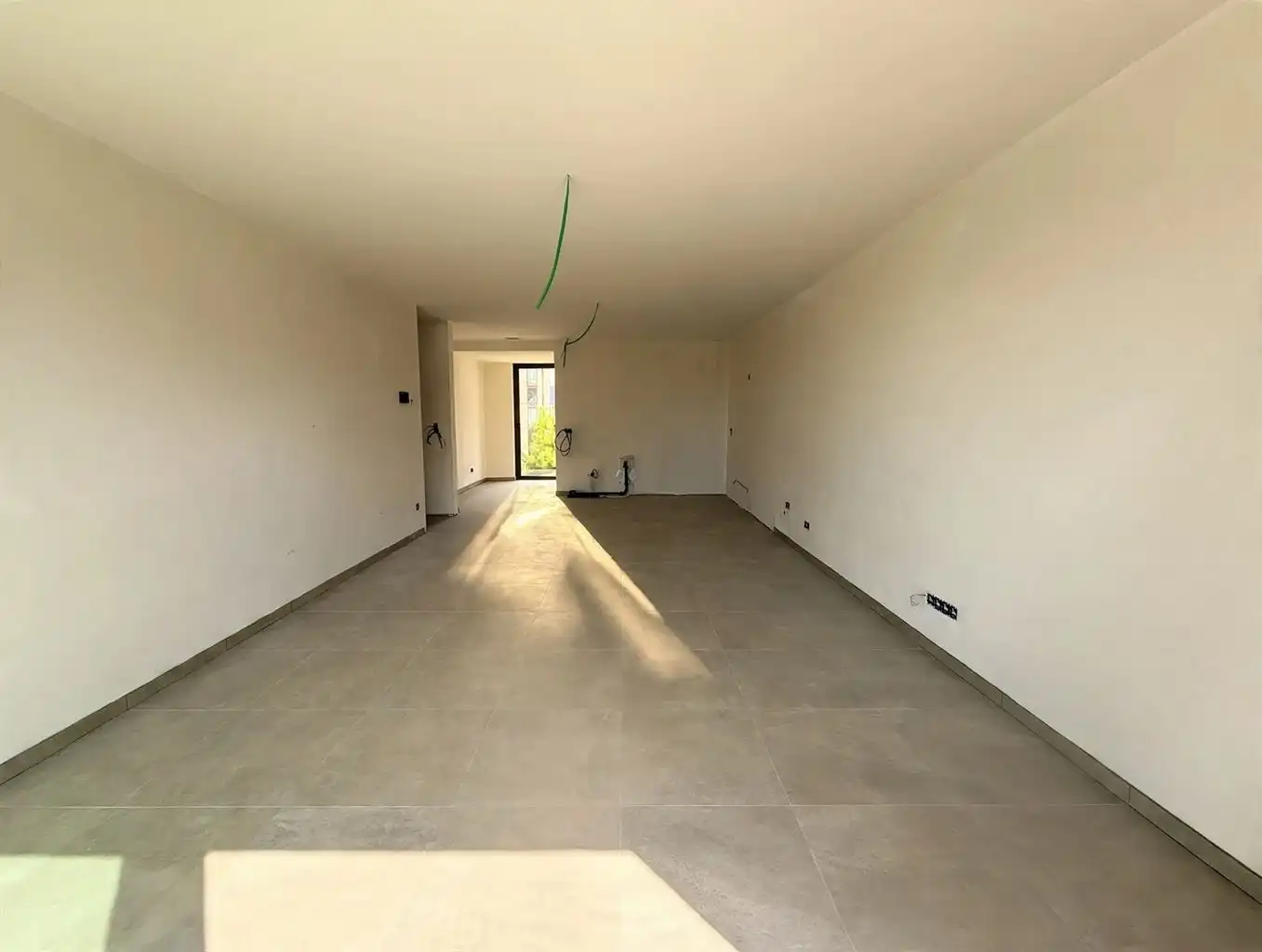 Zeer ruim 1 (+1)-slaapkamerappartement op de eerste verdieping met  zuidgericht terras van ca. 43 m², balkon en ondergrondse parkeerplaats, in hartje Maaseik. foto 3