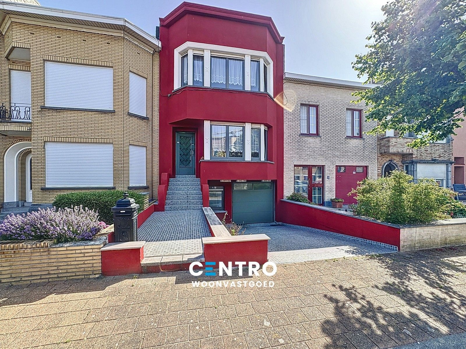 Hoofdfoto van de publicatie: Woning met 4 à 5 slpks én garage in LEUKE STRAAT!
