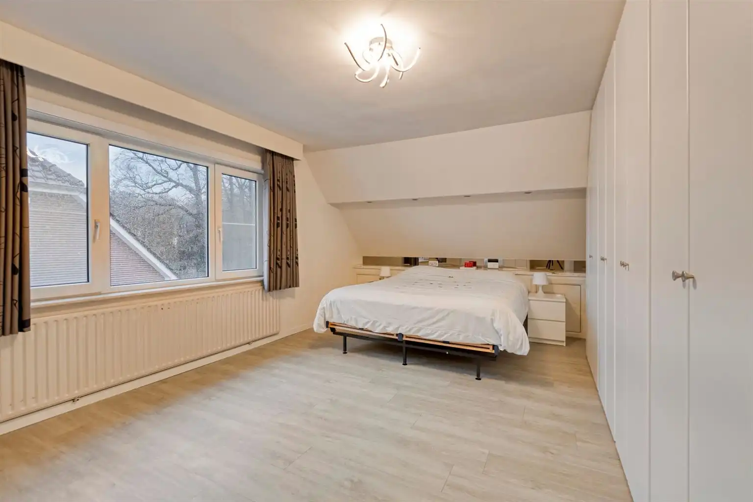 Vrijstaande woning met 3 slaapkamers, inpandige garage en een omheinde tuin, rustig gelegen nabij het centrum van Maaseik. foto 21