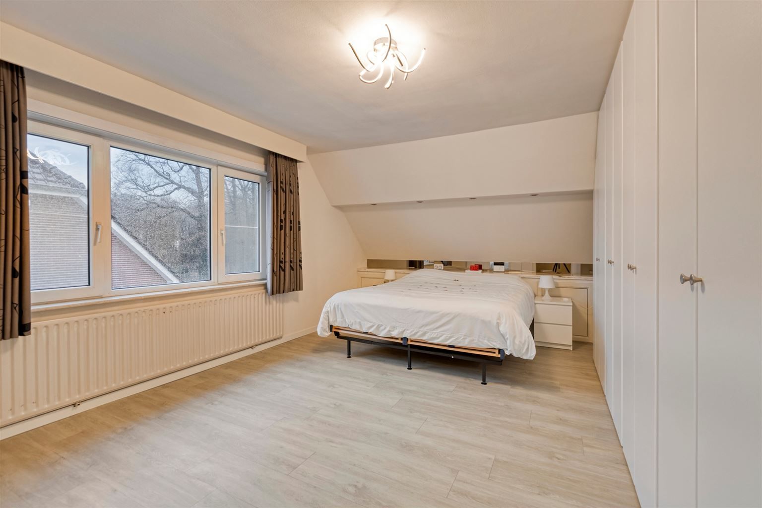 Vrijstaande woning met 3 slaapkamers, inpandige garage en een omheinde tuin, rustig gelegen nabij het centrum van Maaseik. foto 21