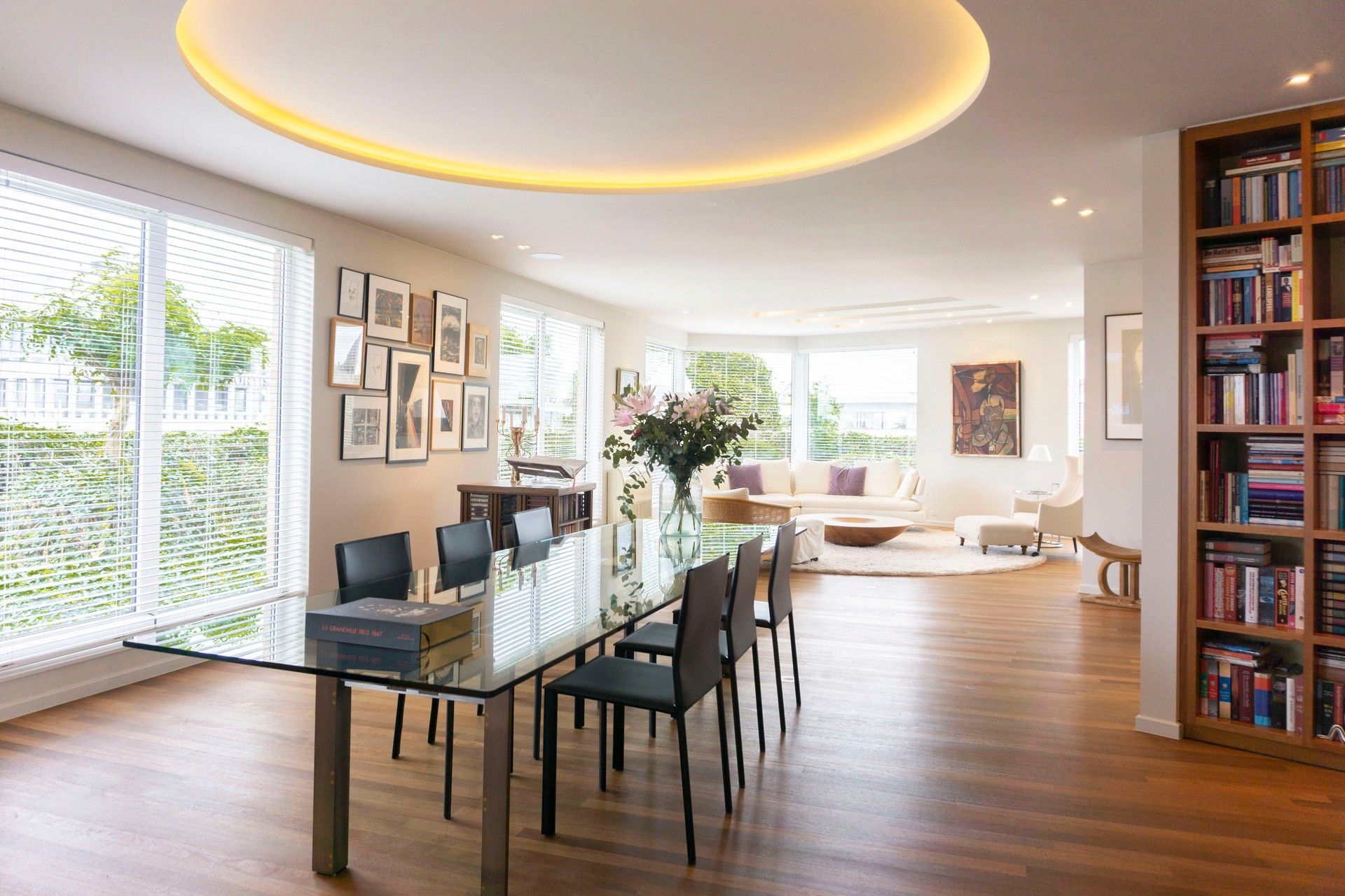 Uniek penthouse met tijdloze luxe, ruimte en zicht over Hasselt. foto {{pictureIndex}}