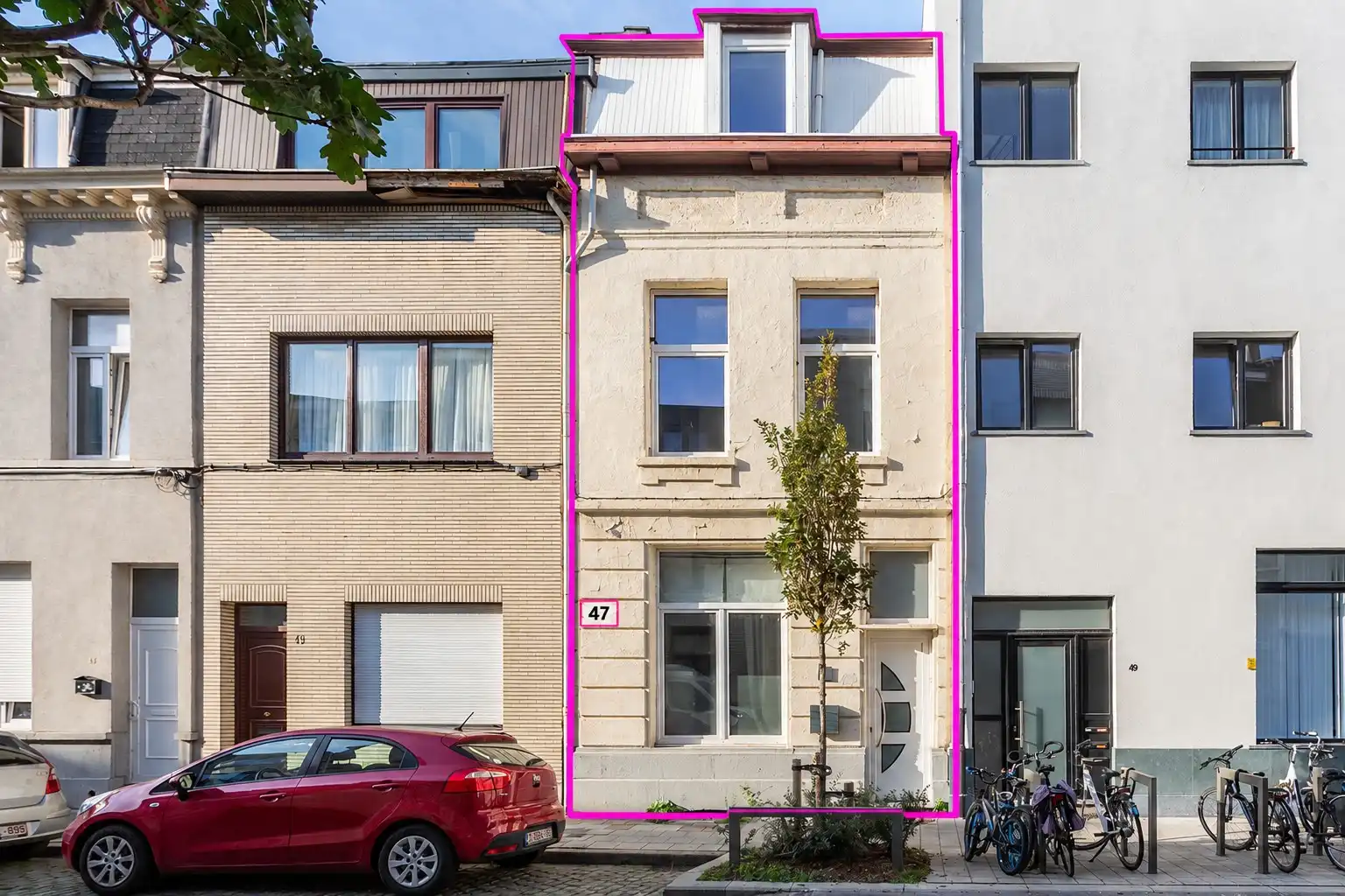 Te renoveren woning met charmante gevel en 3 slaapkamers foto {{pictureIndex}}