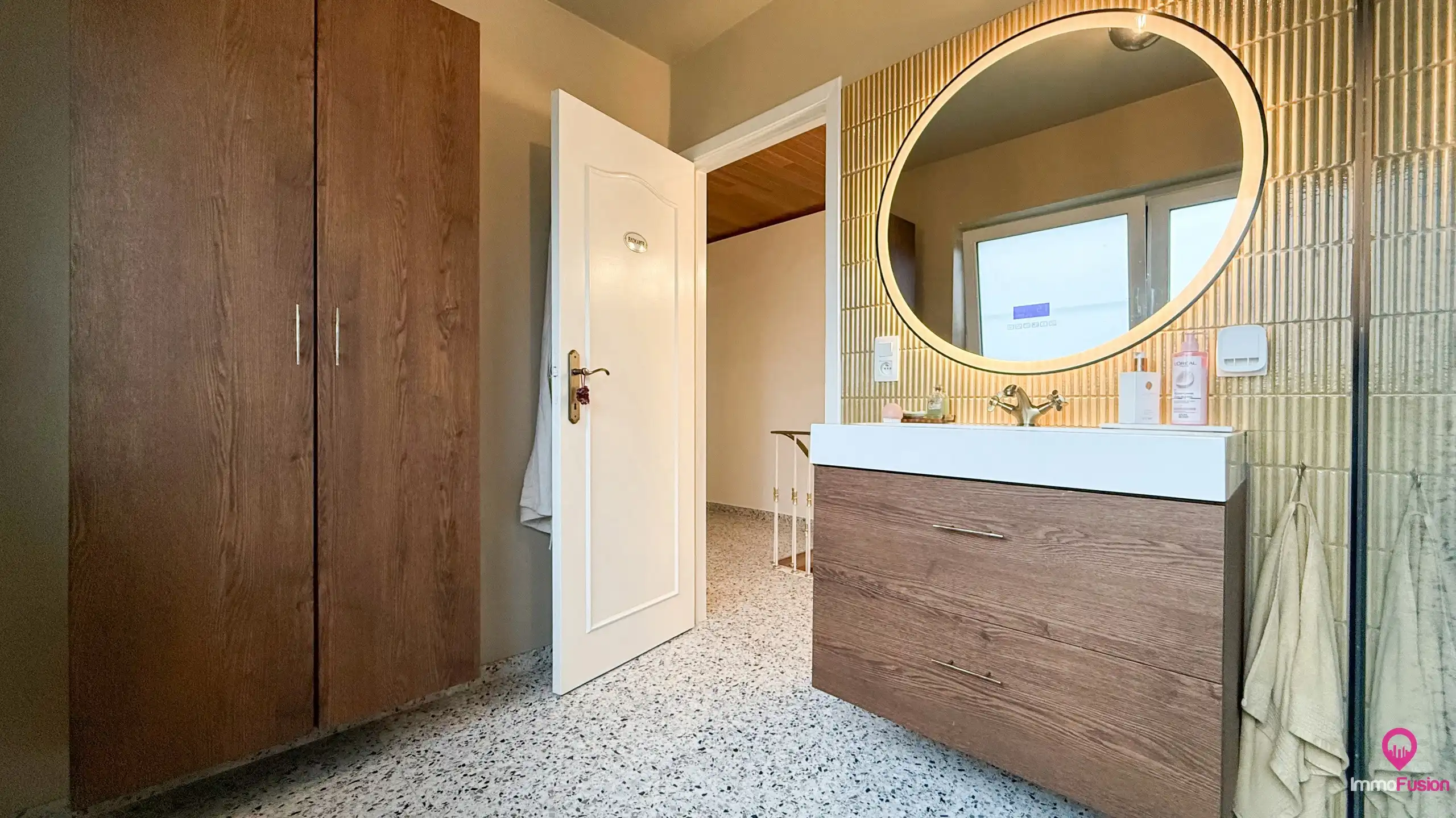 Ruime gerenoveerde gezinswoning met 4 slaapkamers op perceel foto 42