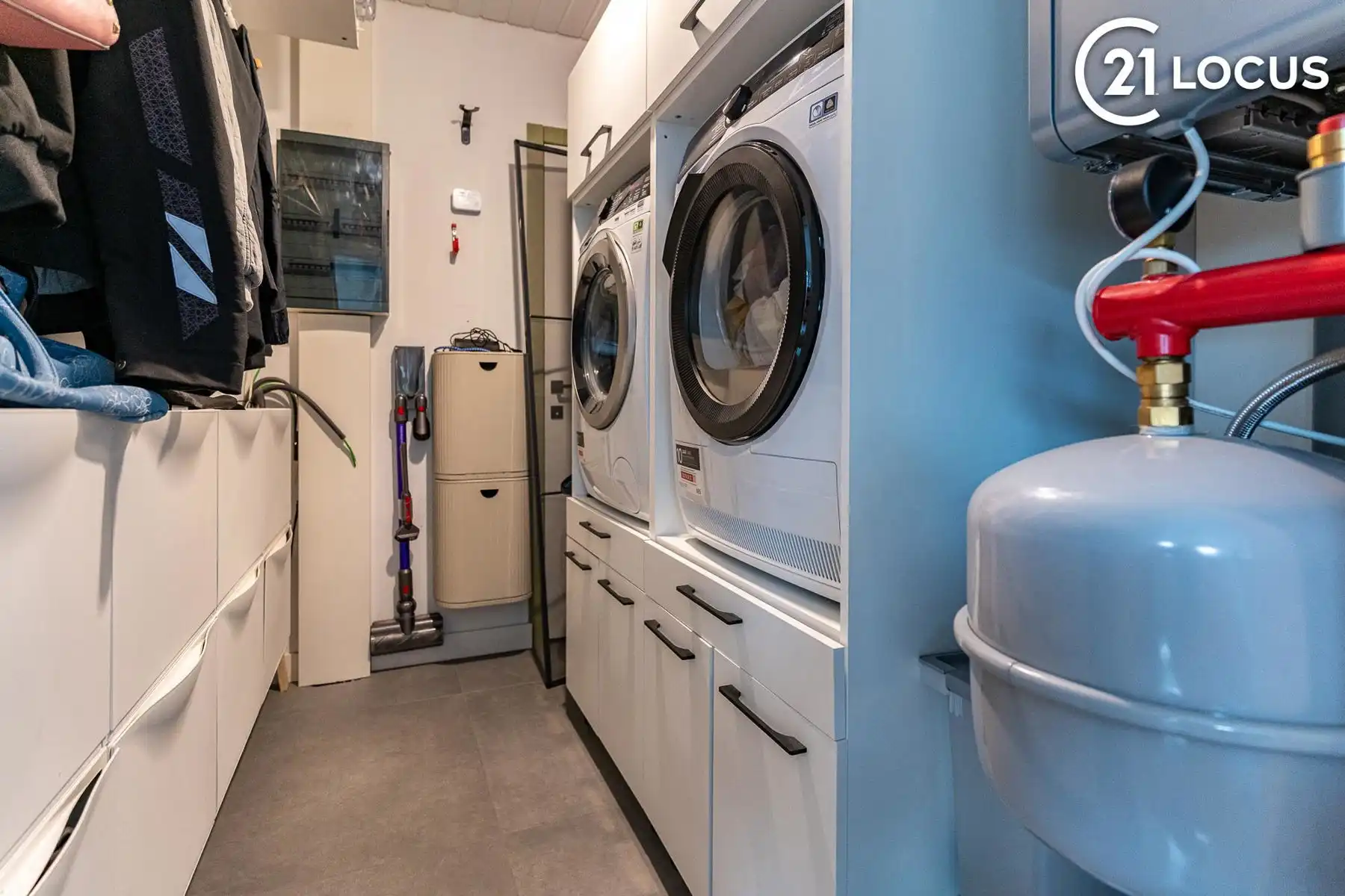 Lichtrijke woning met ruime leefkeuken en garage foto 10