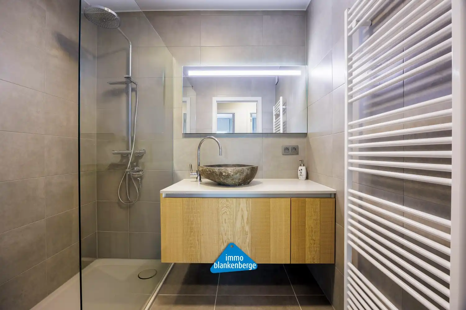 Gelijkvloers 2-slaapkamerappartement met tuin en luxe afwerking in De Haan foto 14