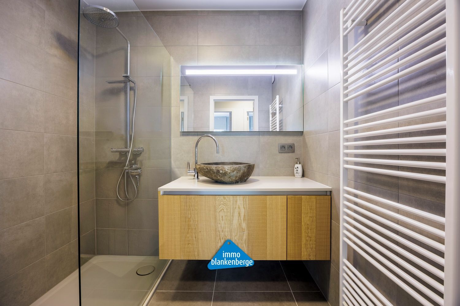 Gelijkvloers 2-slaapkamerappartement met tuin en luxe afwerking in De Haan foto 14