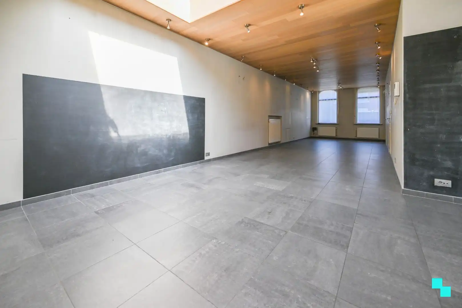 Riante halfopen woning met garage foto 8