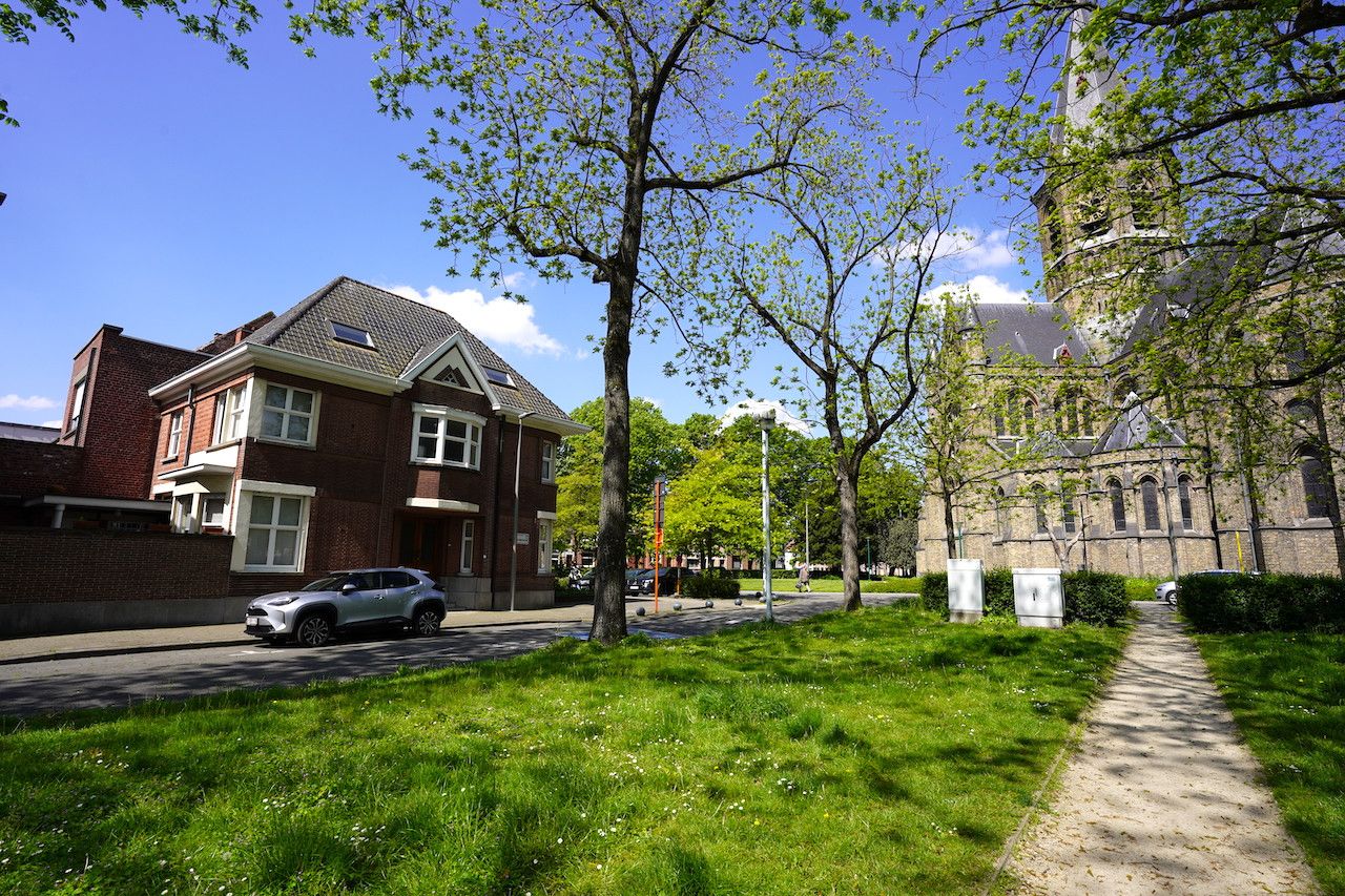 Op te knappen karaktereigendom aan de voet de de St-Janskerk! foto 3