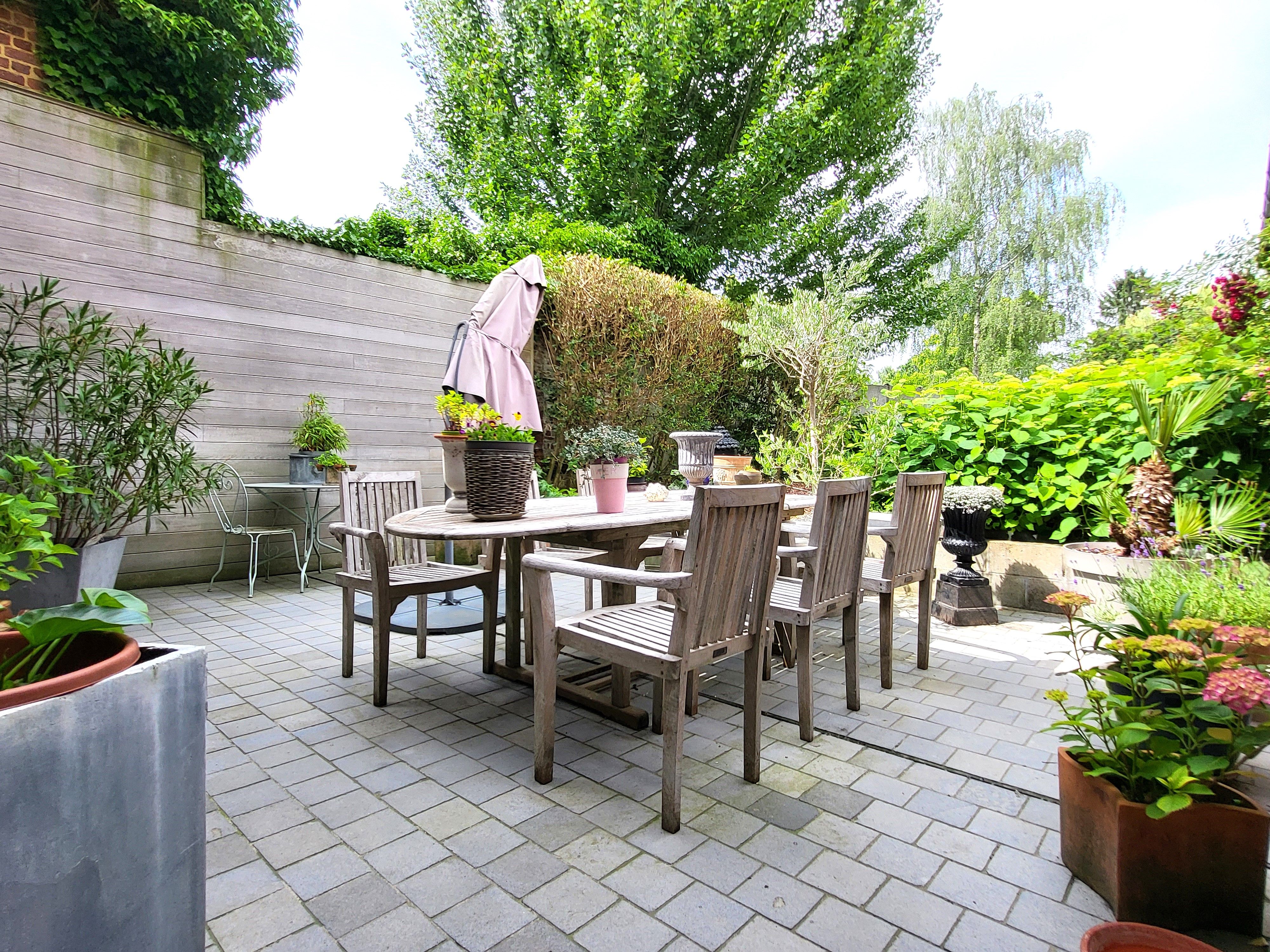 Charmante gerenoveerde woning in 2008 op 439m² met mooie aangelegde tuin en garage.  foto 4