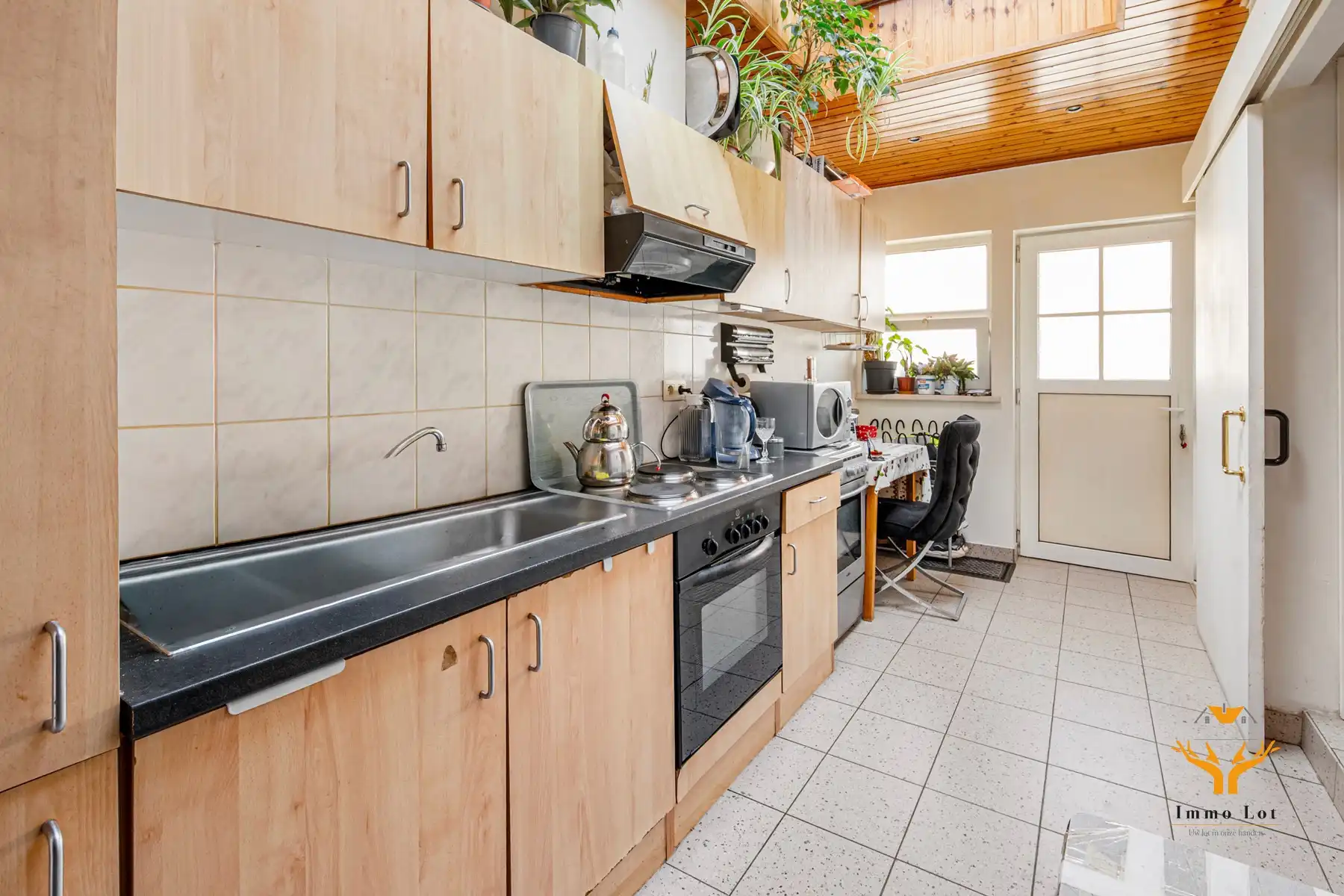 Ruime woning met 3 slaapkamers en magazijn foto 2