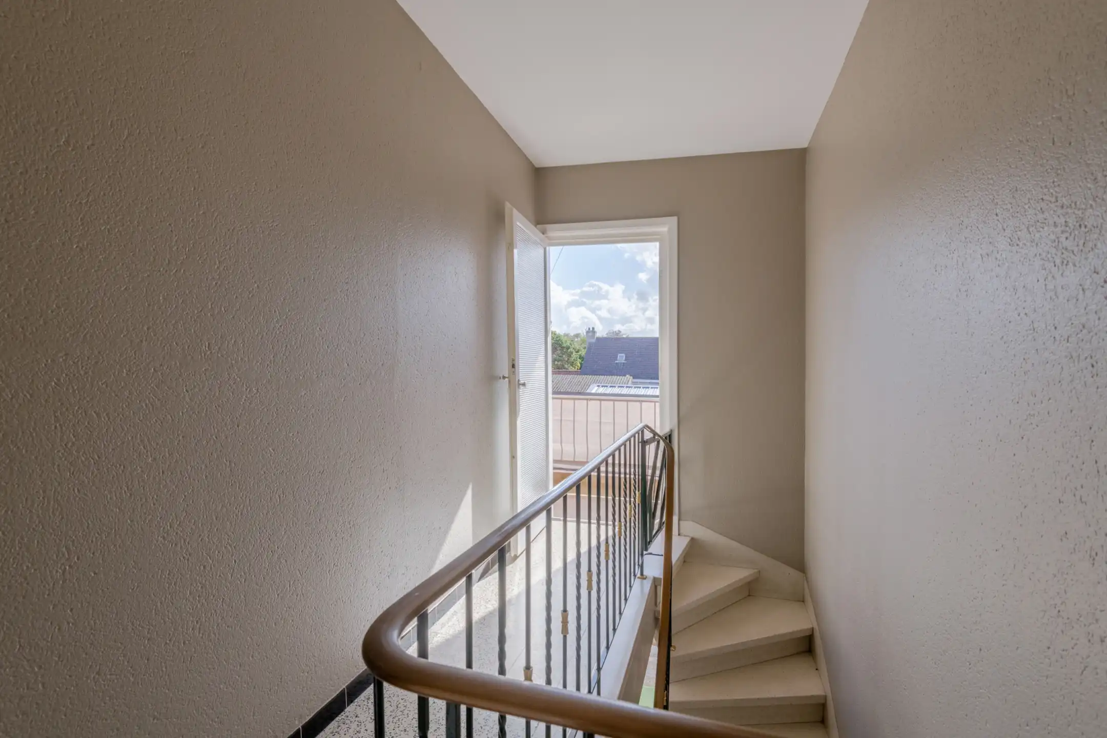 Instapklaar 2-slaapkamerappartement met zonnig terras te koop in De Panne. foto 5