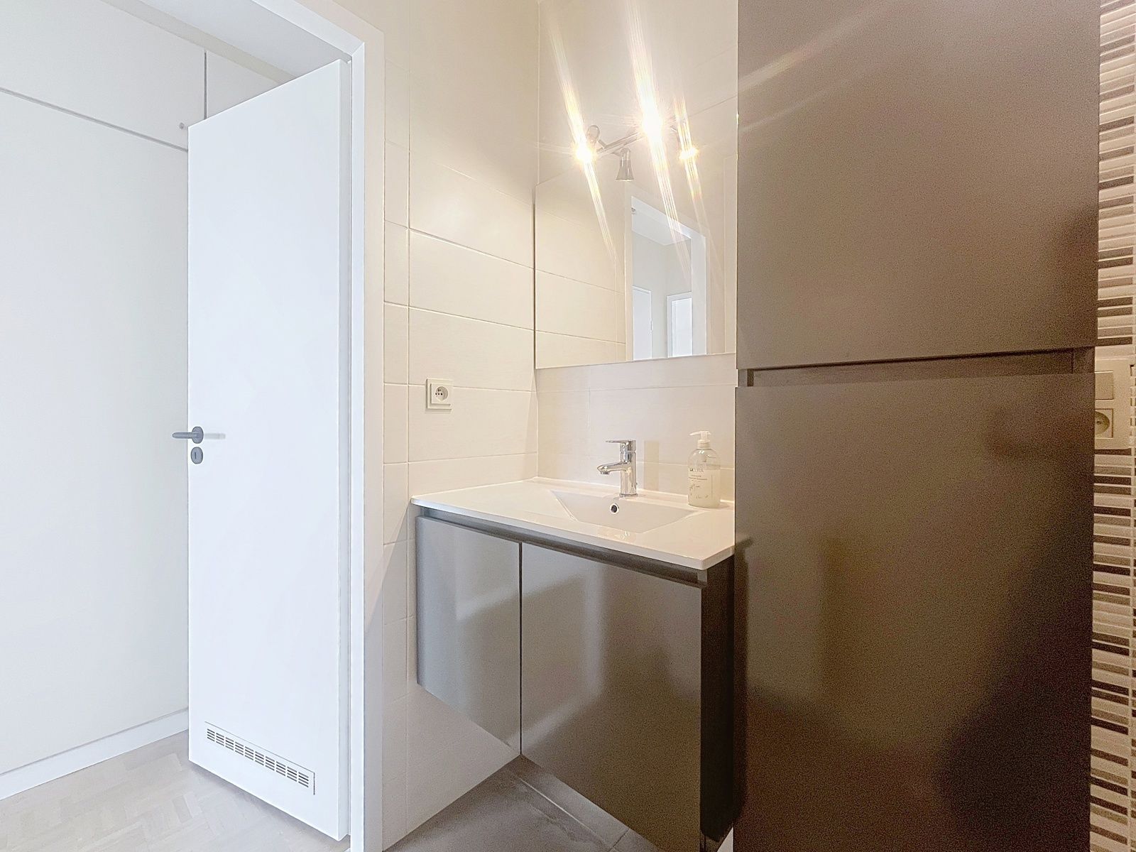 Vernieuwd app met 2 slpks en balkon foto 13