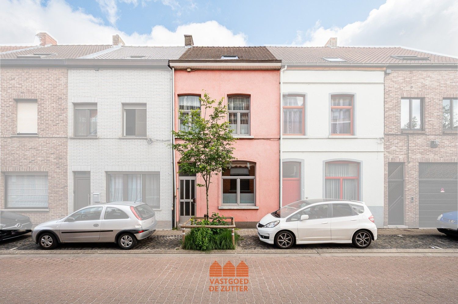 Ruime gezinswoning nabij het centrum van Eeklo foto {{pictureIndex}}