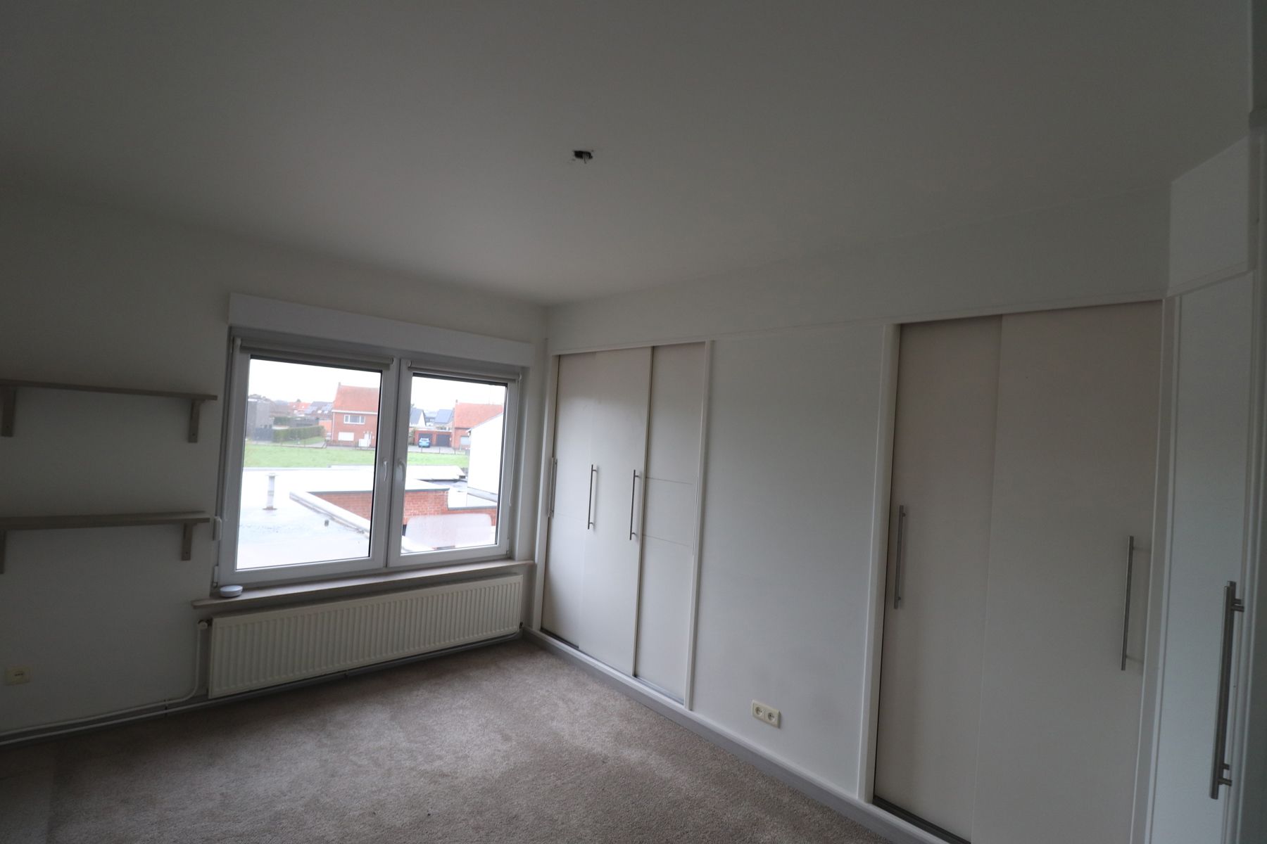 Een recent gerenoveerde woning met 3 slaapkamers, terras en garage. foto 18