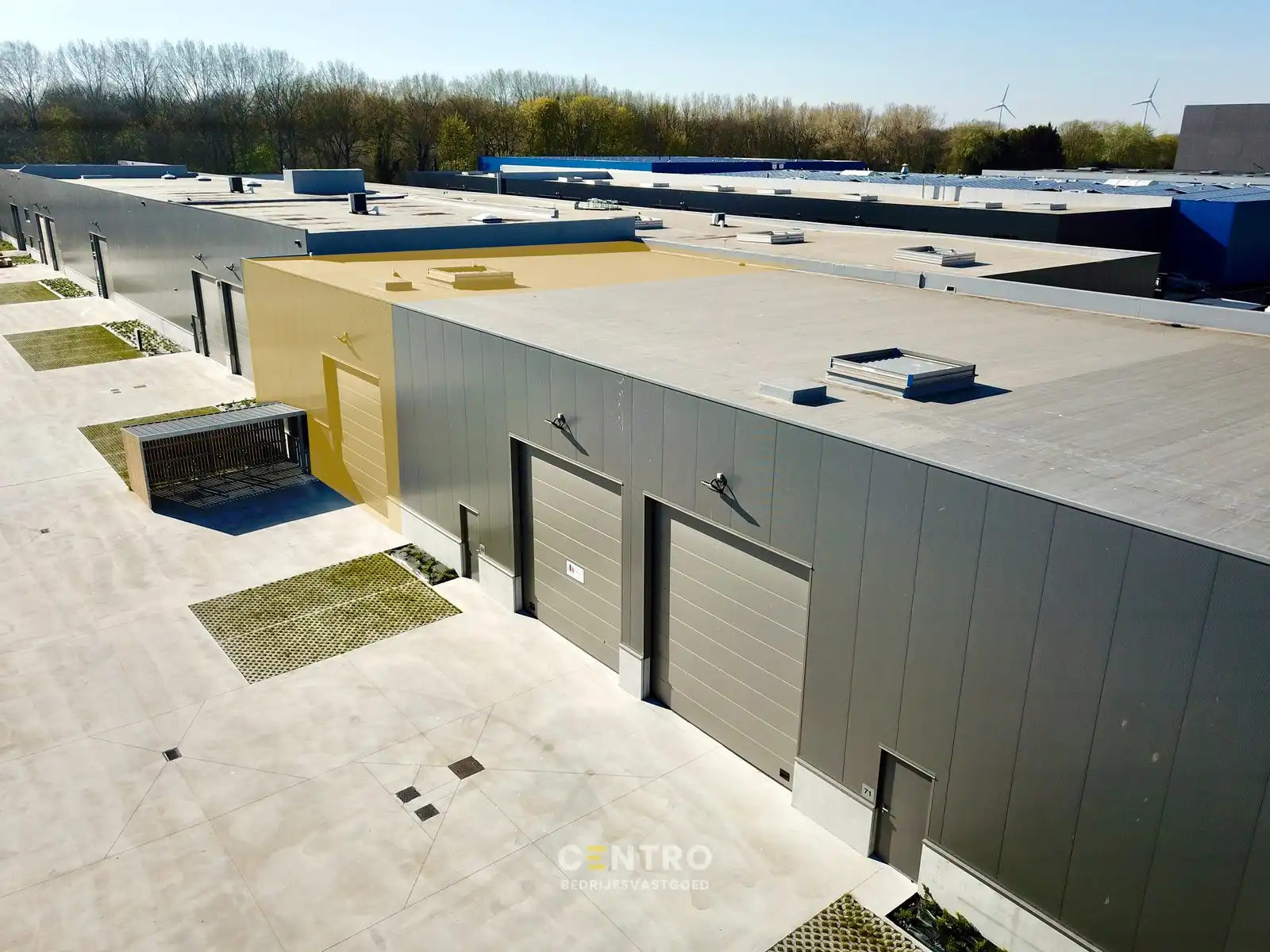 NB KMO-UNIT (238.65m²) met mezzanine (74.37m²) te koop met 2 private parkeerplaatsen voor de deur, elektrische sectionaalpoort en sanitair blok op industriezone "Herdersbrug" te 8000 Brugge foto {{pictureIndex}}