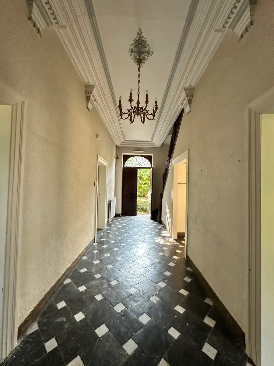 In de schaduw van de kerktoren bevindt zich deze mooie historische idyllische unieke pastorie.   foto 37