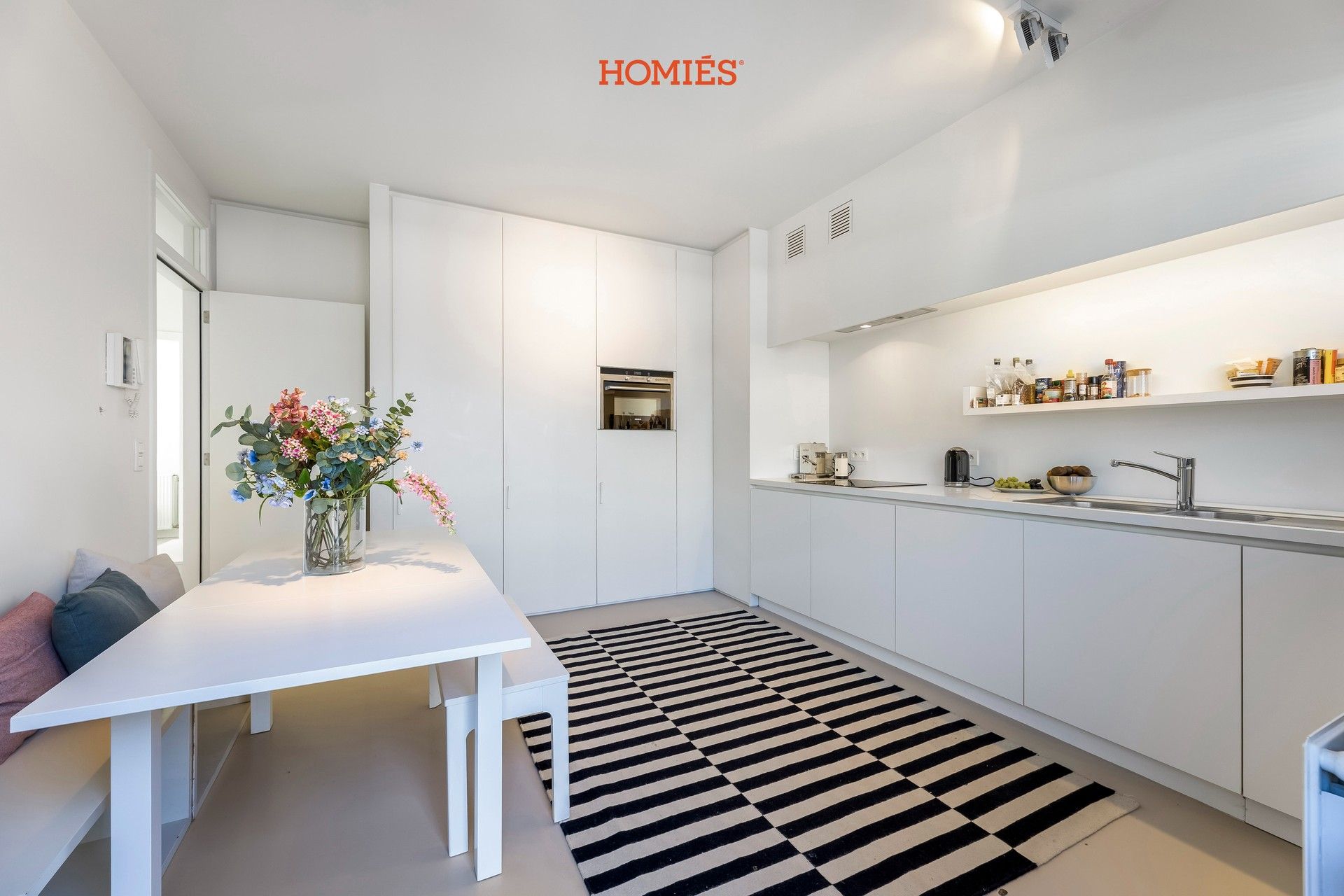 Ruim appartement met 3 slpk, riant terras en autostaanplaats foto {{pictureIndex}}