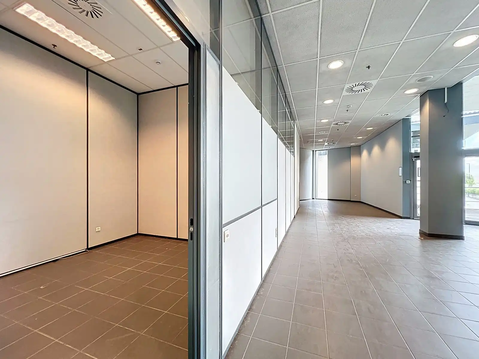 Goed gelegen LICHTRIJKE  kantoorruimte aan interessante voorwaarden nabij afrit Kortrijk-Oost E17. foto 12