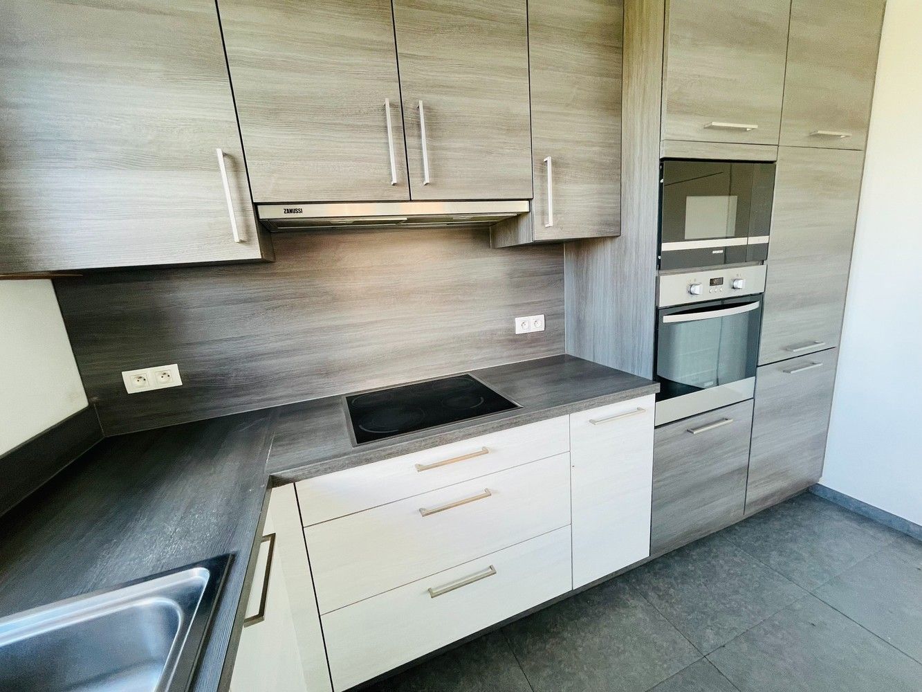 Waardamme , rustige residentiële ligging , RECENT  gebouwde LICHTRIJKE ENERGIEZUINIGE woning met 3 slaapkamers, oprit, tuin en garage. foto 6