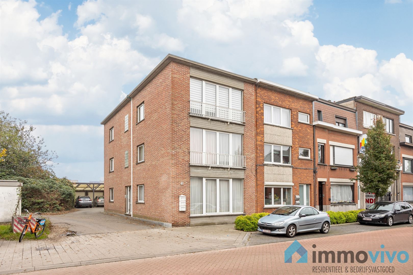 Opbrengsteigendom met 3 appartementen en 3 garageboxen foto {{pictureIndex}}