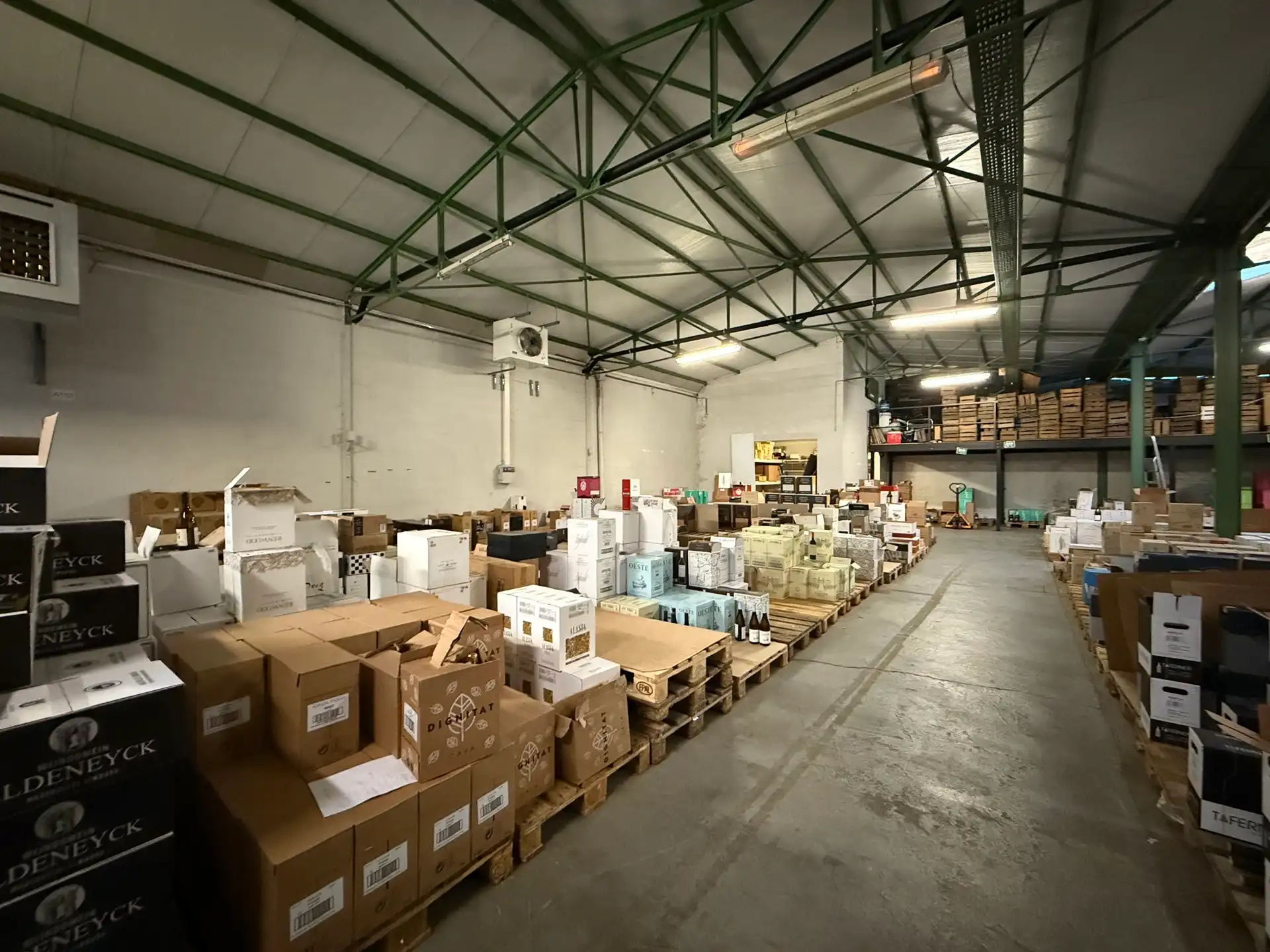 Magazijn met bijhorende kantoorruimte te huur foto {{pictureIndex}}